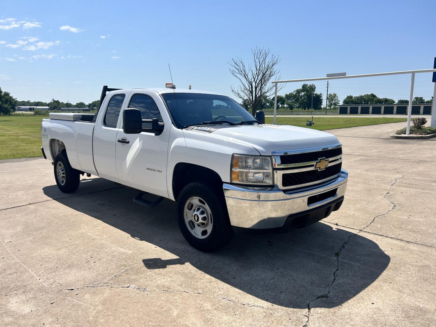 2013 White /Gray Chevrolet Silverado 2500HD (1GC2CVCB9DZ) with an 6.0L V8 OHV 16V CNG engine, 6-Speed Automatic transmission, located at 17760 Hwy 62, Morris, OK, 74445, (918) 733-4887, 35.609104, -95.877060 - 2013 CHEVY SILVERADO 2500 HD 2WD BI-FUEL SYSTEM RUNS ON CNG OR GASOLINE WITH THE 6.0L V8 ENGINE. IT FEATURES MANUAL SEATS, LEATHER INTERIOR, POWER LOCKS, MANUAL WINDOWS, AM/FM RADIO, CRUSIE CONTROL, TRACTION CONTROL, TAILER BRAKES, SAFETY LIGHT, BED LINER, AND RKI TOOL BOXES. ONLY 183,716 MILES WI - Photo#2