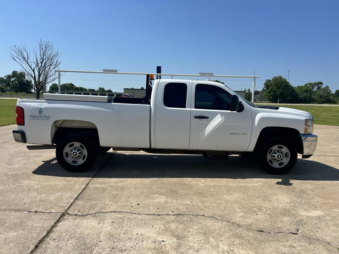 2013 White /Gray Chevrolet Silverado 2500HD (1GC2CVCB9DZ) with an 6.0L V8 OHV 16V CNG engine, 6-Speed Automatic transmission, located at 17760 Hwy 62, Morris, OK, 74445, (918) 733-4887, 35.609104, -95.877060 - 2013 CHEVY SILVERADO 2500 HD 2WD BI-FUEL SYSTEM RUNS ON CNG OR GASOLINE WITH THE 6.0L V8 ENGINE. IT FEATURES MANUAL SEATS, LEATHER INTERIOR, POWER LOCKS, MANUAL WINDOWS, AM/FM RADIO, CRUSIE CONTROL, TRACTION CONTROL, TAILER BRAKES, SAFETY LIGHT, BED LINER, AND RKI TOOL BOXES. ONLY 183,716 MILES WI - Photo#3