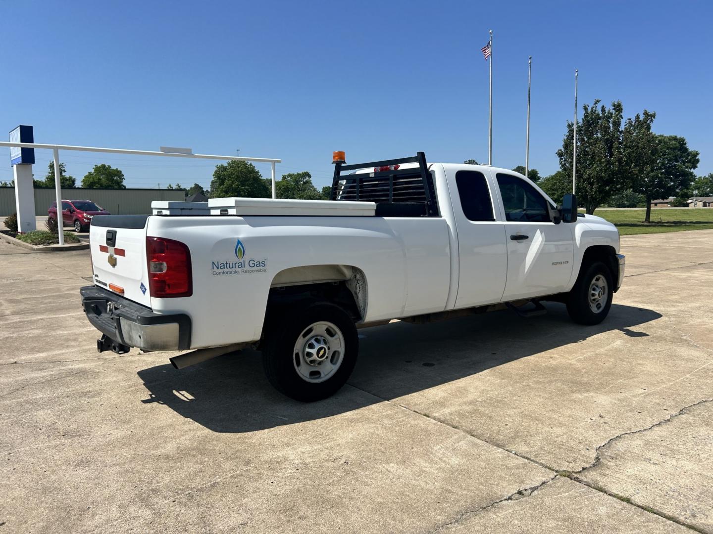 2013 White /Gray Chevrolet Silverado 2500HD (1GC2CVCB9DZ) with an 6.0L V8 OHV 16V CNG engine, 6-Speed Automatic transmission, located at 17760 Hwy 62, Morris, OK, 74445, (918) 733-4887, 35.609104, -95.877060 - 2013 CHEVY SILVERADO 2500 HD 2WD BI-FUEL SYSTEM RUNS ON CNG OR GASOLINE WITH THE 6.0L V8 ENGINE. IT FEATURES MANUAL SEATS, LEATHER INTERIOR, POWER LOCKS, MANUAL WINDOWS, AM/FM RADIO, CRUSIE CONTROL, TRACTION CONTROL, TAILER BRAKES, SAFETY LIGHT, BED LINER, AND RKI TOOL BOXES. ONLY 183,716 MILES WI - Photo#4