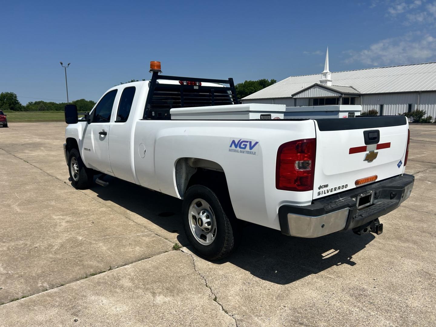2013 White /Gray Chevrolet Silverado 2500HD (1GC2CVCB9DZ) with an 6.0L V8 OHV 16V CNG engine, 6-Speed Automatic transmission, located at 17760 Hwy 62, Morris, OK, 74445, (918) 733-4887, 35.609104, -95.877060 - 2013 CHEVY SILVERADO 2500 HD 2WD BI-FUEL SYSTEM RUNS ON CNG OR GASOLINE WITH THE 6.0L V8 ENGINE. IT FEATURES MANUAL SEATS, LEATHER INTERIOR, POWER LOCKS, MANUAL WINDOWS, AM/FM RADIO, CRUSIE CONTROL, TRACTION CONTROL, TAILER BRAKES, SAFETY LIGHT, BED LINER, AND RKI TOOL BOXES. ONLY 183,716 MILES WI - Photo#6