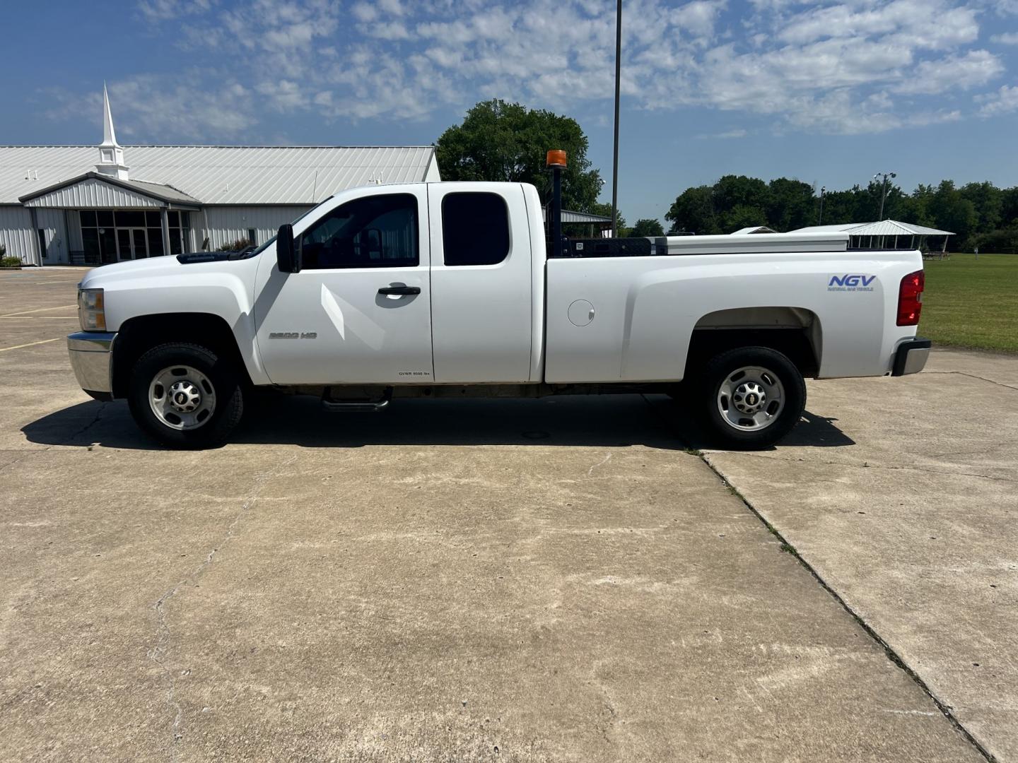 2013 White /Gray Chevrolet Silverado 2500HD (1GC2CVCB9DZ) with an 6.0L V8 OHV 16V CNG engine, 6-Speed Automatic transmission, located at 17760 Hwy 62, Morris, OK, 74445, (918) 733-4887, 35.609104, -95.877060 - 2013 CHEVY SILVERADO 2500 HD 2WD BI-FUEL SYSTEM RUNS ON CNG OR GASOLINE WITH THE 6.0L V8 ENGINE. IT FEATURES MANUAL SEATS, LEATHER INTERIOR, POWER LOCKS, MANUAL WINDOWS, AM/FM RADIO, CRUSIE CONTROL, TRACTION CONTROL, TAILER BRAKES, SAFETY LIGHT, BED LINER, AND RKI TOOL BOXES. ONLY 183,716 MILES WI - Photo#7