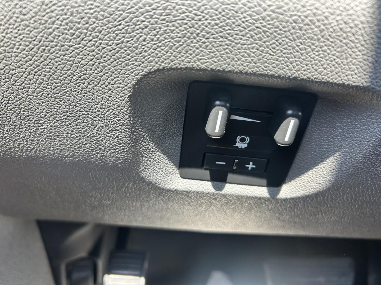 2013 White /Gray Chevrolet Silverado 2500HD (1GC2CVCB9DZ) with an 6.0L V8 OHV 16V CNG engine, 6-Speed Automatic transmission, located at 17760 Hwy 62, Morris, OK, 74445, (918) 733-4887, 35.609104, -95.877060 - 2013 CHEVY SILVERADO 2500 HD 2WD BI-FUEL SYSTEM RUNS ON CNG OR GASOLINE WITH THE 6.0L V8 ENGINE. IT FEATURES MANUAL SEATS, LEATHER INTERIOR, POWER LOCKS, MANUAL WINDOWS, AM/FM RADIO, CRUSIE CONTROL, TRACTION CONTROL, TAILER BRAKES, SAFETY LIGHT, BED LINER, AND RKI TOOL BOXES. ONLY 183,716 MILES WI - Photo#13