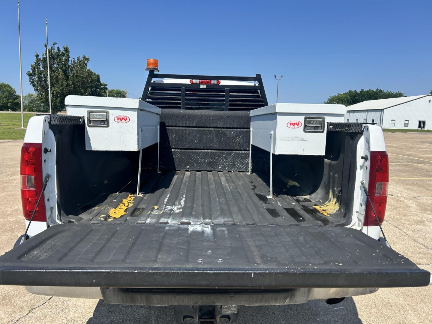 2013 White /Gray Chevrolet Silverado 2500HD (1GC2CVCB9DZ) with an 6.0L V8 OHV 16V CNG engine, 6-Speed Automatic transmission, located at 17760 Hwy 62, Morris, OK, 74445, (918) 733-4887, 35.609104, -95.877060 - 2013 CHEVY SILVERADO 2500 HD 2WD BI-FUEL SYSTEM RUNS ON CNG OR GASOLINE WITH THE 6.0L V8 ENGINE. IT FEATURES MANUAL SEATS, LEATHER INTERIOR, POWER LOCKS, MANUAL WINDOWS, AM/FM RADIO, CRUSIE CONTROL, TRACTION CONTROL, TAILER BRAKES, SAFETY LIGHT, BED LINER, AND RKI TOOL BOXES. ONLY 183,716 MILES WI - Photo#16