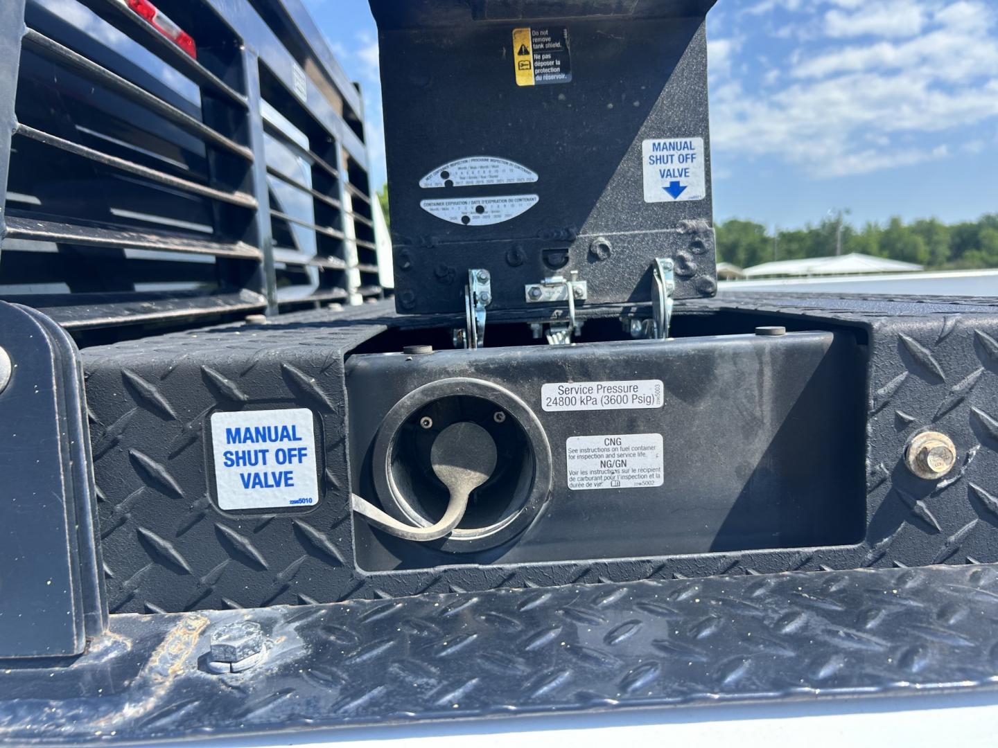 2013 White /Gray Chevrolet Silverado 2500HD (1GC2CVCB9DZ) with an 6.0L V8 OHV 16V CNG engine, 6-Speed Automatic transmission, located at 17760 Hwy 62, Morris, OK, 74445, (918) 733-4887, 35.609104, -95.877060 - 2013 CHEVY SILVERADO 2500 HD 2WD BI-FUEL SYSTEM RUNS ON CNG OR GASOLINE WITH THE 6.0L V8 ENGINE. IT FEATURES MANUAL SEATS, LEATHER INTERIOR, POWER LOCKS, MANUAL WINDOWS, AM/FM RADIO, CRUSIE CONTROL, TRACTION CONTROL, TAILER BRAKES, SAFETY LIGHT, BED LINER, AND RKI TOOL BOXES. ONLY 183,716 MILES WI - Photo#17