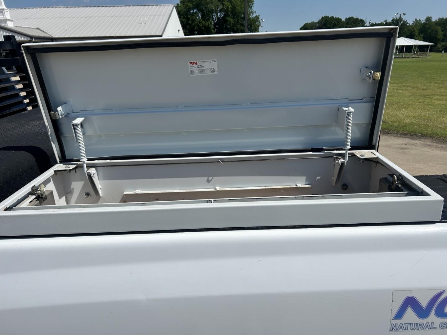 2013 White /Gray Chevrolet Silverado 2500HD (1GC2CVCB9DZ) with an 6.0L V8 OHV 16V CNG engine, 6-Speed Automatic transmission, located at 17760 Hwy 62, Morris, OK, 74445, (918) 733-4887, 35.609104, -95.877060 - 2013 CHEVY SILVERADO 2500 HD 2WD BI-FUEL SYSTEM RUNS ON CNG OR GASOLINE WITH THE 6.0L V8 ENGINE. IT FEATURES MANUAL SEATS, LEATHER INTERIOR, POWER LOCKS, MANUAL WINDOWS, AM/FM RADIO, CRUSIE CONTROL, TRACTION CONTROL, TAILER BRAKES, SAFETY LIGHT, BED LINER, AND RKI TOOL BOXES. ONLY 183,716 MILES WI - Photo#20
