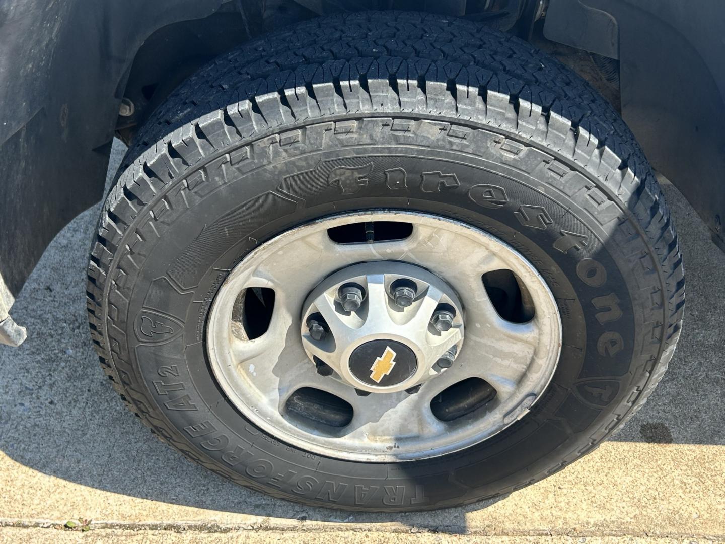 2013 White /Gray Chevrolet Silverado 2500HD (1GC2CVCB9DZ) with an 6.0L V8 OHV 16V CNG engine, 6-Speed Automatic transmission, located at 17760 Hwy 62, Morris, OK, 74445, (918) 733-4887, 35.609104, -95.877060 - 2013 CHEVY SILVERADO 2500 HD 2WD BI-FUEL SYSTEM RUNS ON CNG OR GASOLINE WITH THE 6.0L V8 ENGINE. IT FEATURES MANUAL SEATS, LEATHER INTERIOR, POWER LOCKS, MANUAL WINDOWS, AM/FM RADIO, CRUSIE CONTROL, TRACTION CONTROL, TAILER BRAKES, SAFETY LIGHT, BED LINER, AND RKI TOOL BOXES. ONLY 183,716 MILES WI - Photo#26