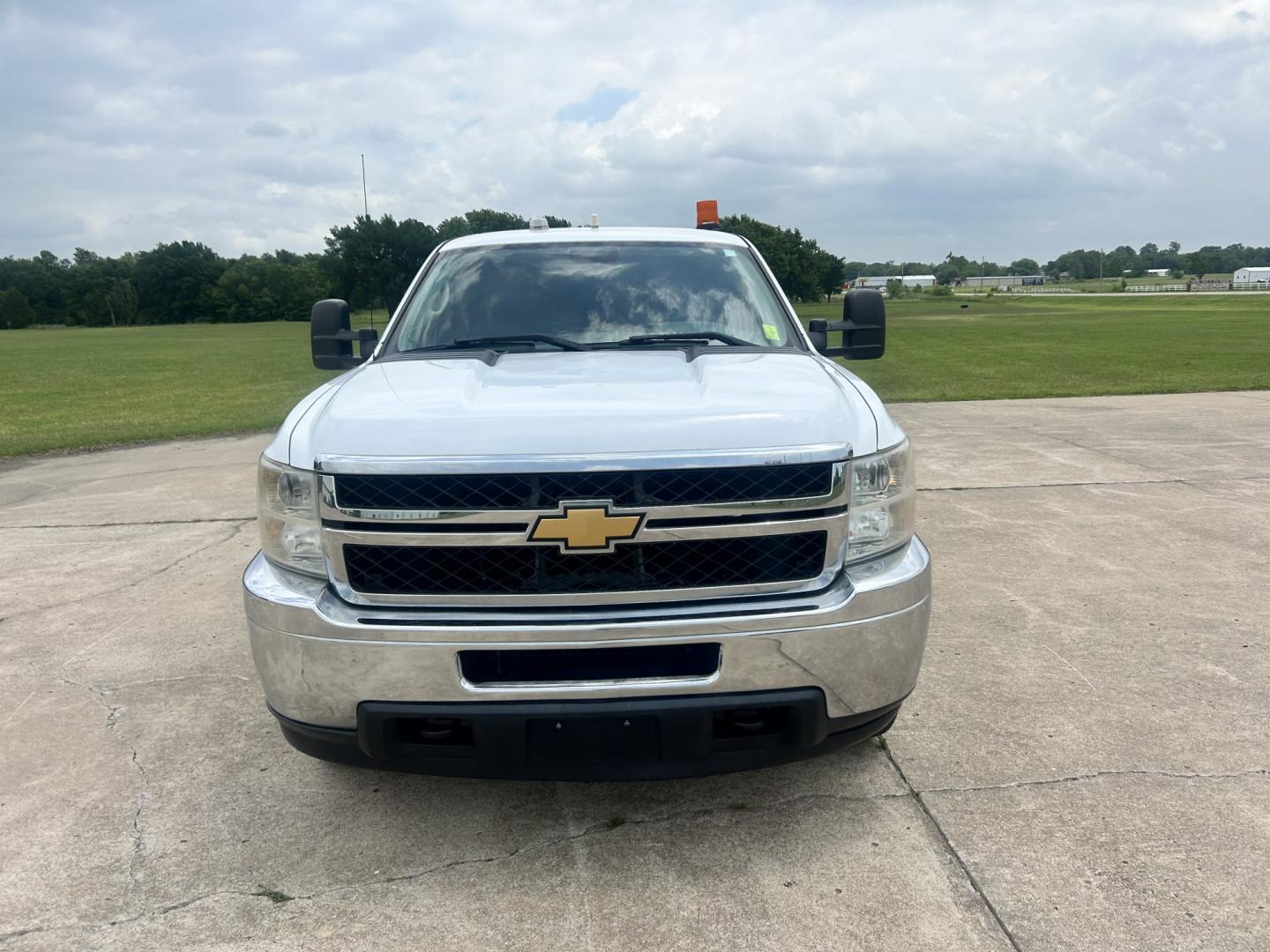 2013 White /GRAY Chevrolet Silverado 2500HD (1GC2CVCB4DZ) with an 6.0L V8 OHV 16V CNG engine, 6-Speed Automatic transmission, located at 17760 Hwy 62, Morris, OK, 74445, (918) 733-4887, 35.609104, -95.877060 - 2013 CHEVY SILVERADO 2500 HD 2WD BI-FUEL SYSTEM RUNS ON CNG OR GASOLINE WITH THE 6.0L V8 ENGINE. IT FEATURES MANUAL SEATS, LEATHER INTERIOR, POWER LOCKS, MANUAL WINDOWS, AM/FM RADIO, CRUSIE CONTROL, TRACTION CONTROL, TAILER BRAKES, SAFETY LIGHT, BED LINER, AND RKI TOOL BOXES. ONLY 154,834 MILES WITH - Photo#1