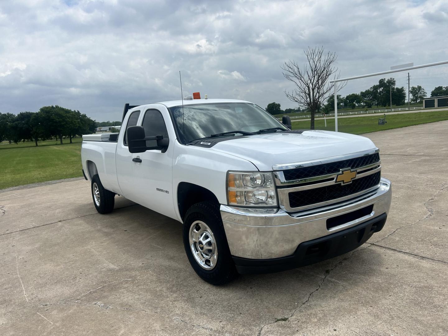 2013 White /GRAY Chevrolet Silverado 2500HD (1GC2CVCB4DZ) with an 6.0L V8 OHV 16V CNG engine, 6-Speed Automatic transmission, located at 17760 Hwy 62, Morris, OK, 74445, (918) 733-4887, 35.609104, -95.877060 - 2013 CHEVY SILVERADO 2500 HD 2WD BI-FUEL SYSTEM RUNS ON CNG OR GASOLINE WITH THE 6.0L V8 ENGINE. IT FEATURES MANUAL SEATS, LEATHER INTERIOR, POWER LOCKS, MANUAL WINDOWS, AM/FM RADIO, CRUSIE CONTROL, TRACTION CONTROL, TAILER BRAKES, SAFETY LIGHT, BED LINER, AND RKI TOOL BOXES. ONLY 154,834 MILES WITH - Photo#2