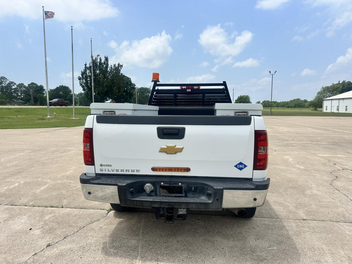 2013 White /GRAY Chevrolet Silverado 2500HD (1GC2CVCB4DZ) with an 6.0L V8 OHV 16V CNG engine, 6-Speed Automatic transmission, located at 17760 Hwy 62, Morris, OK, 74445, (918) 733-4887, 35.609104, -95.877060 - 2013 CHEVY SILVERADO 2500 HD 2WD BI-FUEL SYSTEM RUNS ON CNG OR GASOLINE WITH THE 6.0L V8 ENGINE. IT FEATURES MANUAL SEATS, LEATHER INTERIOR, POWER LOCKS, MANUAL WINDOWS, AM/FM RADIO, CRUSIE CONTROL, TRACTION CONTROL, TAILER BRAKES, SAFETY LIGHT, BED LINER, AND RKI TOOL BOXES. ONLY 154,834 MILES WITH - Photo#5