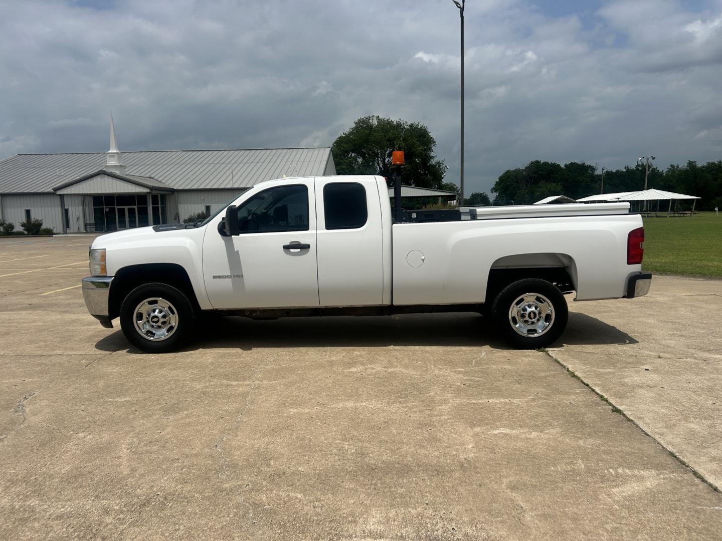 2013 White /GRAY Chevrolet Silverado 2500HD (1GC2CVCB4DZ) with an 6.0L V8 OHV 16V CNG engine, 6-Speed Automatic transmission, located at 17760 Hwy 62, Morris, OK, 74445, (918) 733-4887, 35.609104, -95.877060 - 2013 CHEVY SILVERADO 2500 HD 2WD BI-FUEL SYSTEM RUNS ON CNG OR GASOLINE WITH THE 6.0L V8 ENGINE. IT FEATURES MANUAL SEATS, LEATHER INTERIOR, POWER LOCKS, MANUAL WINDOWS, AM/FM RADIO, CRUSIE CONTROL, TRACTION CONTROL, TAILER BRAKES, SAFETY LIGHT, BED LINER, AND RKI TOOL BOXES. ONLY 154,834 MILES WITH - Photo#7