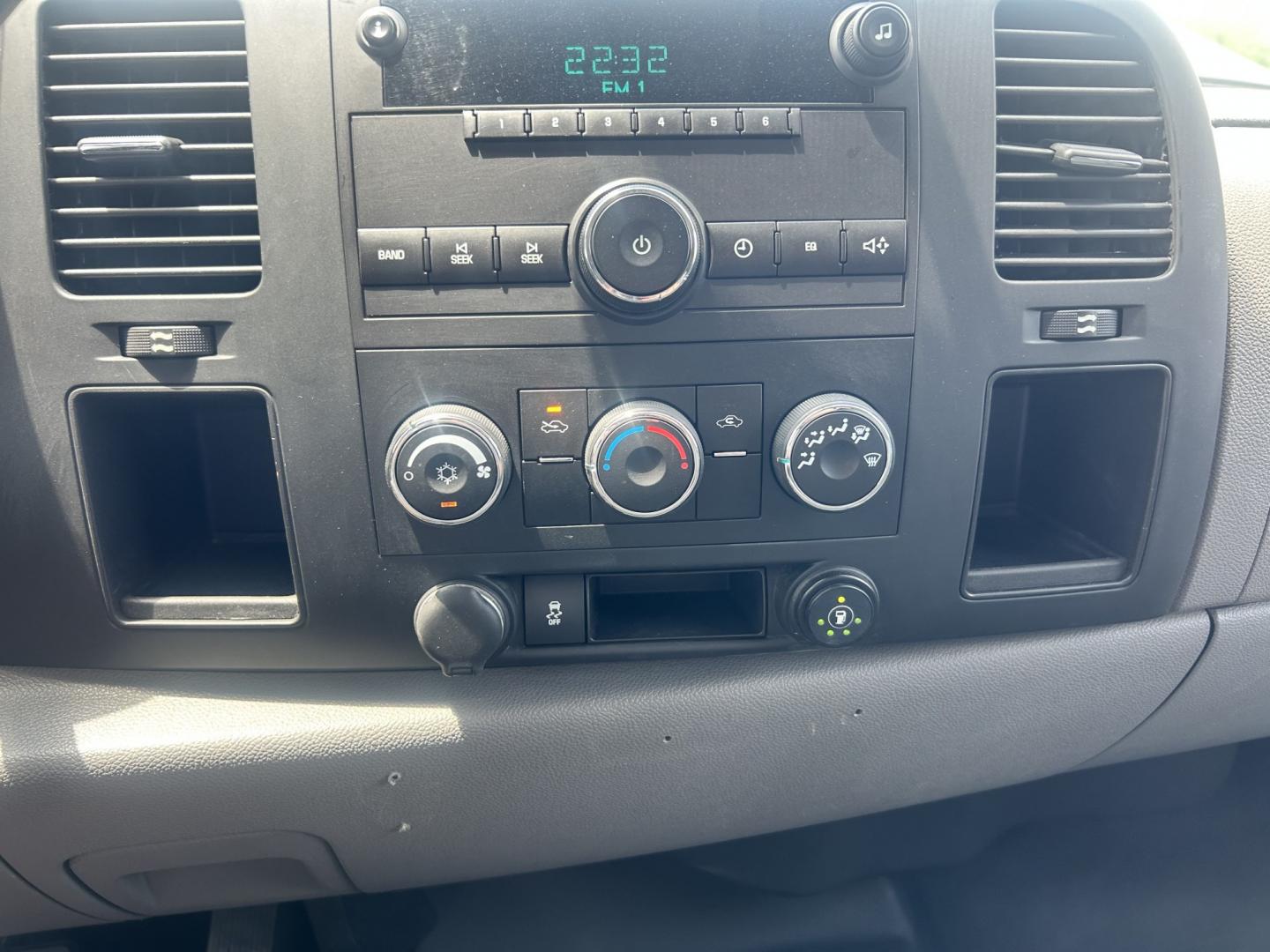 2013 White /GRAY Chevrolet Silverado 2500HD (1GC2CVCB4DZ) with an 6.0L V8 OHV 16V CNG engine, 6-Speed Automatic transmission, located at 17760 Hwy 62, Morris, OK, 74445, (918) 733-4887, 35.609104, -95.877060 - 2013 CHEVY SILVERADO 2500 HD 2WD BI-FUEL SYSTEM RUNS ON CNG OR GASOLINE WITH THE 6.0L V8 ENGINE. IT FEATURES MANUAL SEATS, LEATHER INTERIOR, POWER LOCKS, MANUAL WINDOWS, AM/FM RADIO, CRUSIE CONTROL, TRACTION CONTROL, TAILER BRAKES, SAFETY LIGHT, BED LINER, AND RKI TOOL BOXES. ONLY 154,834 MILES WITH - Photo#10