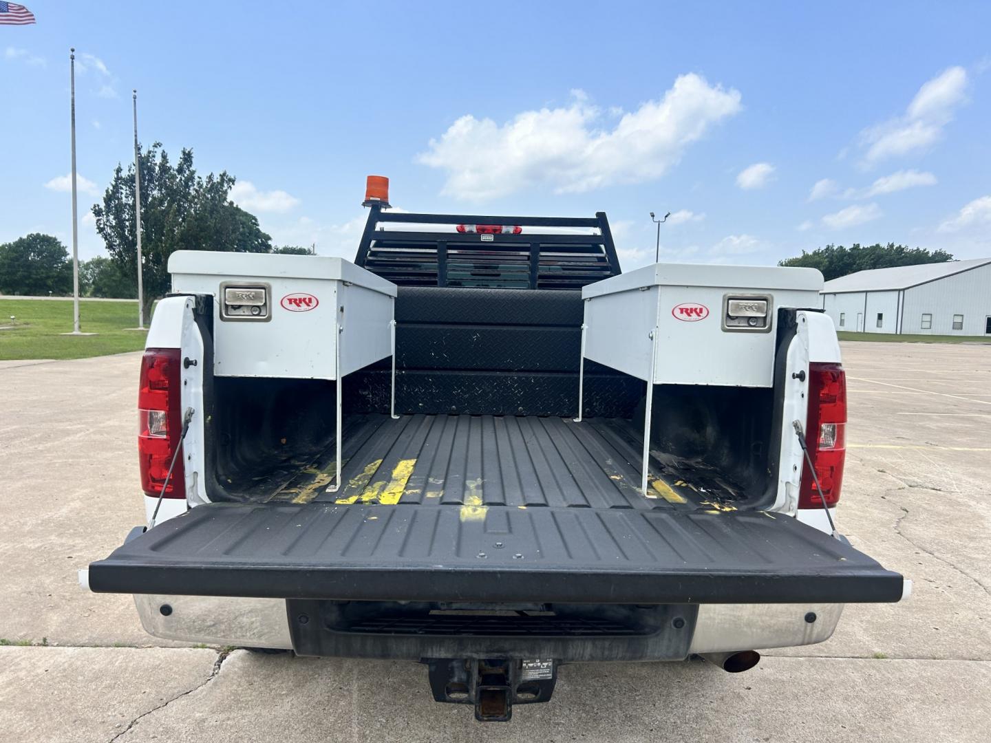 2013 White /GRAY Chevrolet Silverado 2500HD (1GC2CVCB4DZ) with an 6.0L V8 OHV 16V CNG engine, 6-Speed Automatic transmission, located at 17760 Hwy 62, Morris, OK, 74445, (918) 733-4887, 35.609104, -95.877060 - 2013 CHEVY SILVERADO 2500 HD 2WD BI-FUEL SYSTEM RUNS ON CNG OR GASOLINE WITH THE 6.0L V8 ENGINE. IT FEATURES MANUAL SEATS, LEATHER INTERIOR, POWER LOCKS, MANUAL WINDOWS, AM/FM RADIO, CRUSIE CONTROL, TRACTION CONTROL, TAILER BRAKES, SAFETY LIGHT, BED LINER, AND RKI TOOL BOXES. ONLY 154,834 MILES WITH - Photo#14