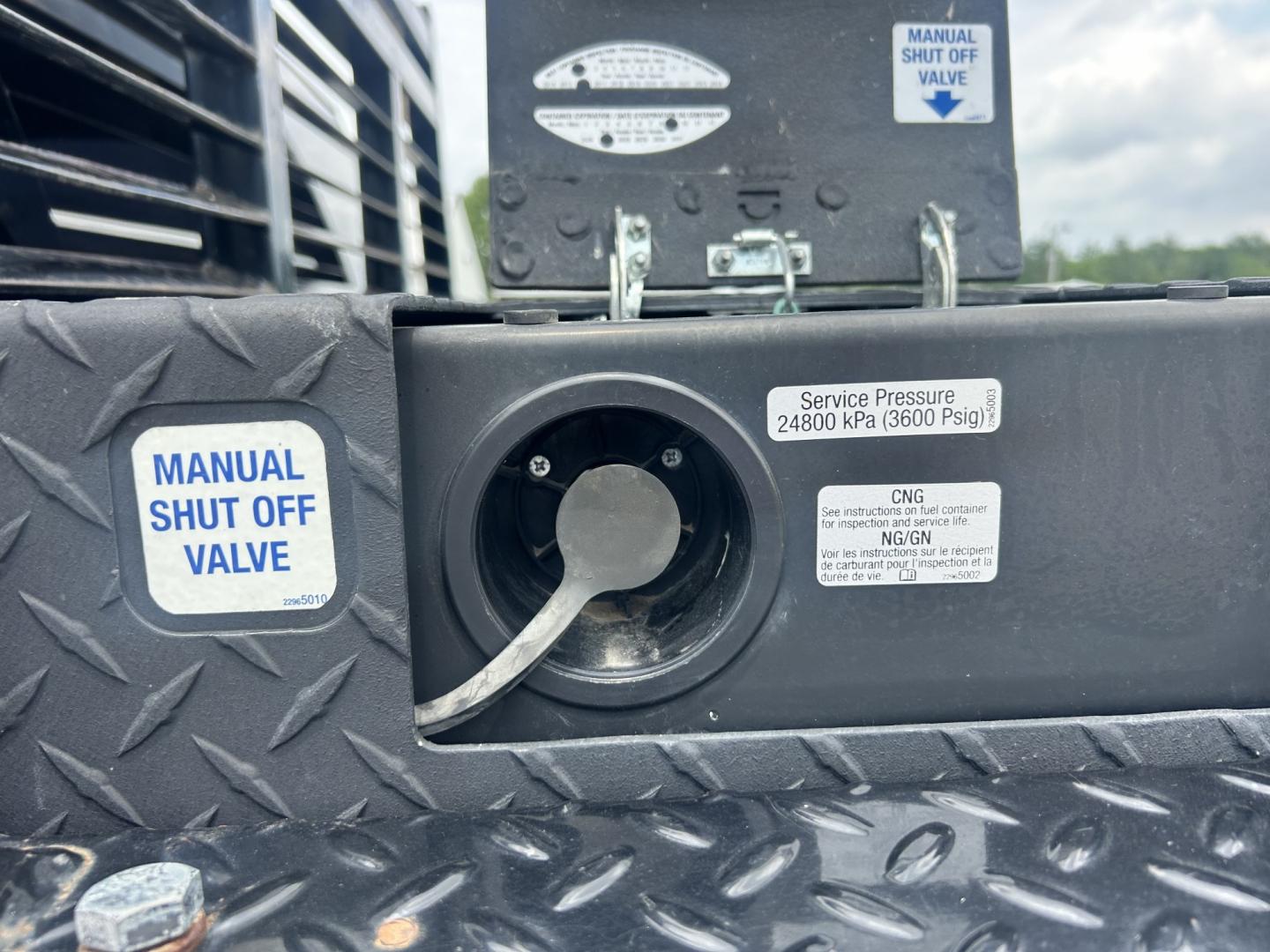 2013 White /GRAY Chevrolet Silverado 2500HD (1GC2CVCB4DZ) with an 6.0L V8 OHV 16V CNG engine, 6-Speed Automatic transmission, located at 17760 Hwy 62, Morris, OK, 74445, (918) 733-4887, 35.609104, -95.877060 - 2013 CHEVY SILVERADO 2500 HD 2WD BI-FUEL SYSTEM RUNS ON CNG OR GASOLINE WITH THE 6.0L V8 ENGINE. IT FEATURES MANUAL SEATS, LEATHER INTERIOR, POWER LOCKS, MANUAL WINDOWS, AM/FM RADIO, CRUSIE CONTROL, TRACTION CONTROL, TAILER BRAKES, SAFETY LIGHT, BED LINER, AND RKI TOOL BOXES. ONLY 154,834 MILES WITH - Photo#15