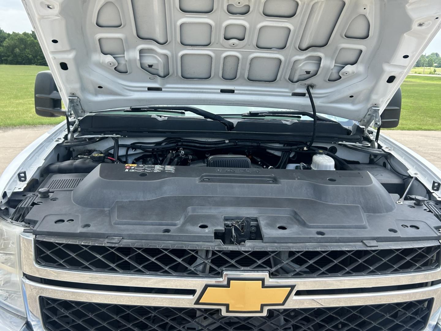 2013 White /GRAY Chevrolet Silverado 2500HD (1GC2CVCB4DZ) with an 6.0L V8 OHV 16V CNG engine, 6-Speed Automatic transmission, located at 17760 Hwy 62, Morris, OK, 74445, (918) 733-4887, 35.609104, -95.877060 - 2013 CHEVY SILVERADO 2500 HD 2WD BI-FUEL SYSTEM RUNS ON CNG OR GASOLINE WITH THE 6.0L V8 ENGINE. IT FEATURES MANUAL SEATS, LEATHER INTERIOR, POWER LOCKS, MANUAL WINDOWS, AM/FM RADIO, CRUSIE CONTROL, TRACTION CONTROL, TAILER BRAKES, SAFETY LIGHT, BED LINER, AND RKI TOOL BOXES. ONLY 154,834 MILES WITH - Photo#18