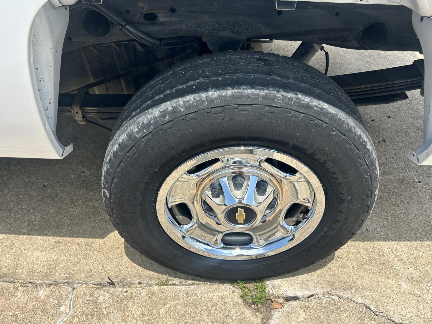 2013 White /GRAY Chevrolet Silverado 2500HD (1GC2CVCB4DZ) with an 6.0L V8 OHV 16V CNG engine, 6-Speed Automatic transmission, located at 17760 Hwy 62, Morris, OK, 74445, (918) 733-4887, 35.609104, -95.877060 - 2013 CHEVY SILVERADO 2500 HD 2WD BI-FUEL SYSTEM RUNS ON CNG OR GASOLINE WITH THE 6.0L V8 ENGINE. IT FEATURES MANUAL SEATS, LEATHER INTERIOR, POWER LOCKS, MANUAL WINDOWS, AM/FM RADIO, CRUSIE CONTROL, TRACTION CONTROL, TAILER BRAKES, SAFETY LIGHT, BED LINER, AND RKI TOOL BOXES. ONLY 154,834 MILES WITH - Photo#24