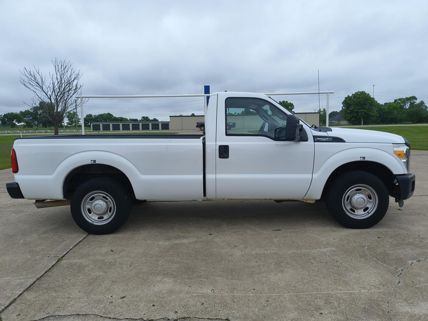 2013 White /GRAY Ford F-250 SD XL 2WD (1FTBF2A69DE) with an 6.2L V8 OHV 16V engine, 6-Speed Automatic transmission, located at 17760 Hwy 62, Morris, OK, 74445, (918) 733-4887, 35.609104, -95.877060 - 2013 F250 2WD SUPER DUTY HAS THE 6.2L V8 ENGINE. THIS IS A DEDICATED CNG ONLY RUNS ON COMPRESSED NATURAL GAS. ***CLEAN TITLE*** THIS FEATURES LEATHER SEATS, MANUAL SEATS, MANUAL WINDOWS, MANUAL LOCKS, MANUAL MIRRORS, AM FM RADIO, METAL CONSOLE, CRUISE CONTROL, TRACTION CONTROL, TRAILER BRAKES, TRAIL - Photo#4