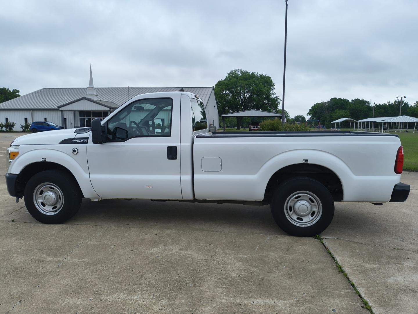 2013 White /GRAY Ford F-250 SD XL 2WD (1FTBF2A69DE) with an 6.2L V8 OHV 16V engine, 6-Speed Automatic transmission, located at 17760 Hwy 62, Morris, OK, 74445, (918) 733-4887, 35.609104, -95.877060 - 2013 F250 2WD SUPER DUTY HAS THE 6.2L V8 ENGINE. THIS IS A DEDICATED CNG ONLY RUNS ON COMPRESSED NATURAL GAS. ***CLEAN TITLE*** THIS FEATURES LEATHER SEATS, MANUAL SEATS, MANUAL WINDOWS, MANUAL LOCKS, MANUAL MIRRORS, AM FM RADIO, METAL CONSOLE, CRUISE CONTROL, TRACTION CONTROL, TRAILER BRAKES, TRAIL - Photo#8