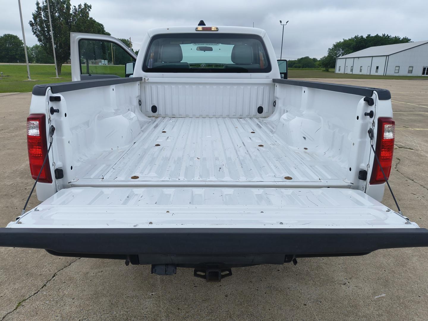 2013 White /GRAY Ford F-250 SD XL 2WD (1FTBF2A69DE) with an 6.2L V8 OHV 16V engine, 6-Speed Automatic transmission, located at 17760 Hwy 62, Morris, OK, 74445, (918) 733-4887, 35.609104, -95.877060 - 2013 F250 2WD SUPER DUTY HAS THE 6.2L V8 ENGINE. THIS IS A DEDICATED CNG ONLY RUNS ON COMPRESSED NATURAL GAS. ***CLEAN TITLE*** THIS FEATURES LEATHER SEATS, MANUAL SEATS, MANUAL WINDOWS, MANUAL LOCKS, MANUAL MIRRORS, AM FM RADIO, METAL CONSOLE, CRUISE CONTROL, TRACTION CONTROL, TRAILER BRAKES, TRAIL - Photo#19
