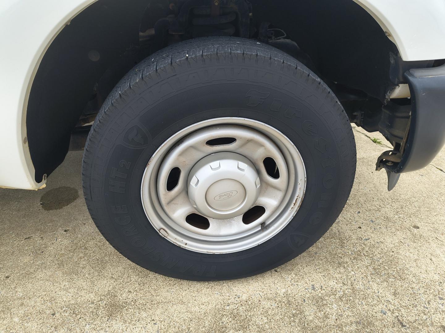 2013 White /GRAY Ford F-250 SD XL 2WD (1FTBF2A69DE) with an 6.2L V8 OHV 16V engine, 6-Speed Automatic transmission, located at 17760 Hwy 62, Morris, OK, 74445, (918) 733-4887, 35.609104, -95.877060 - 2013 F250 2WD SUPER DUTY HAS THE 6.2L V8 ENGINE. THIS IS A DEDICATED CNG ONLY RUNS ON COMPRESSED NATURAL GAS. ***CLEAN TITLE*** THIS FEATURES LEATHER SEATS, MANUAL SEATS, MANUAL WINDOWS, MANUAL LOCKS, MANUAL MIRRORS, AM FM RADIO, METAL CONSOLE, CRUISE CONTROL, TRACTION CONTROL, TRAILER BRAKES, TRAIL - Photo#28