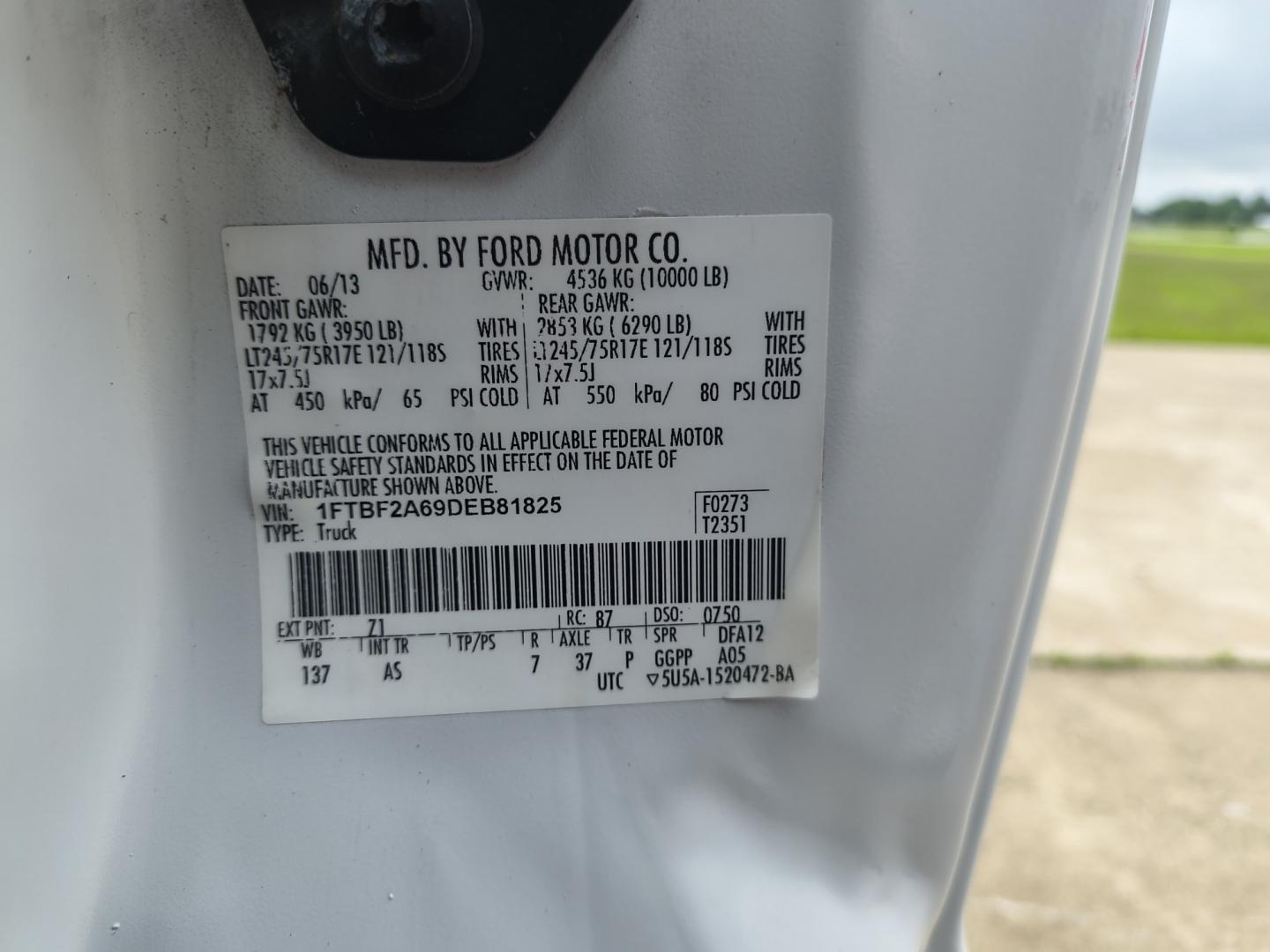 2013 White /GRAY Ford F-250 SD XL 2WD (1FTBF2A69DE) with an 6.2L V8 OHV 16V engine, 6-Speed Automatic transmission, located at 17760 Hwy 62, Morris, OK, 74445, (918) 733-4887, 35.609104, -95.877060 - 2013 F250 2WD SUPER DUTY HAS THE 6.2L V8 ENGINE. THIS IS A DEDICATED CNG ONLY RUNS ON COMPRESSED NATURAL GAS. ***CLEAN TITLE*** THIS FEATURES LEATHER SEATS, MANUAL SEATS, MANUAL WINDOWS, MANUAL LOCKS, MANUAL MIRRORS, AM FM RADIO, METAL CONSOLE, CRUISE CONTROL, TRACTION CONTROL, TRAILER BRAKES, TRAIL - Photo#29