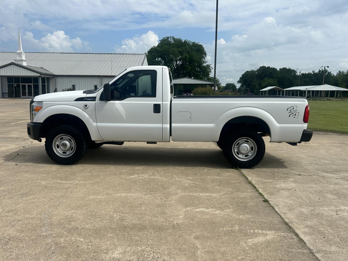 2013 White /Gray Ford F-250 SD (1FTBF2B69DE) with an 6.2L V8 OHV 16V engine, 6-Speed Automatic transmission, located at 17760 Hwy 62, Morris, OK, 74445, (918) 733-4887, 35.609104, -95.877060 - 2013 F250 4WD SUPER DUTY HAS THE 6.2L V8 ENGINE. THIS IS A DEDICATED CNG ONLY RUNS ON COMPRESSED NATURAL GAS. ***CLEAN TITLE*** THIS FEATURES LEATHER SEATS, MANUAL SEATS, MANUAL WINDOWS, MANUAL LOCKS, MANUAL MIRRORS, AM/FM RADIO, CRUISE CONTROL, TRACTION CONTROL, TRAILER BRAKES, AND TRAILER HITCH. - Photo#7