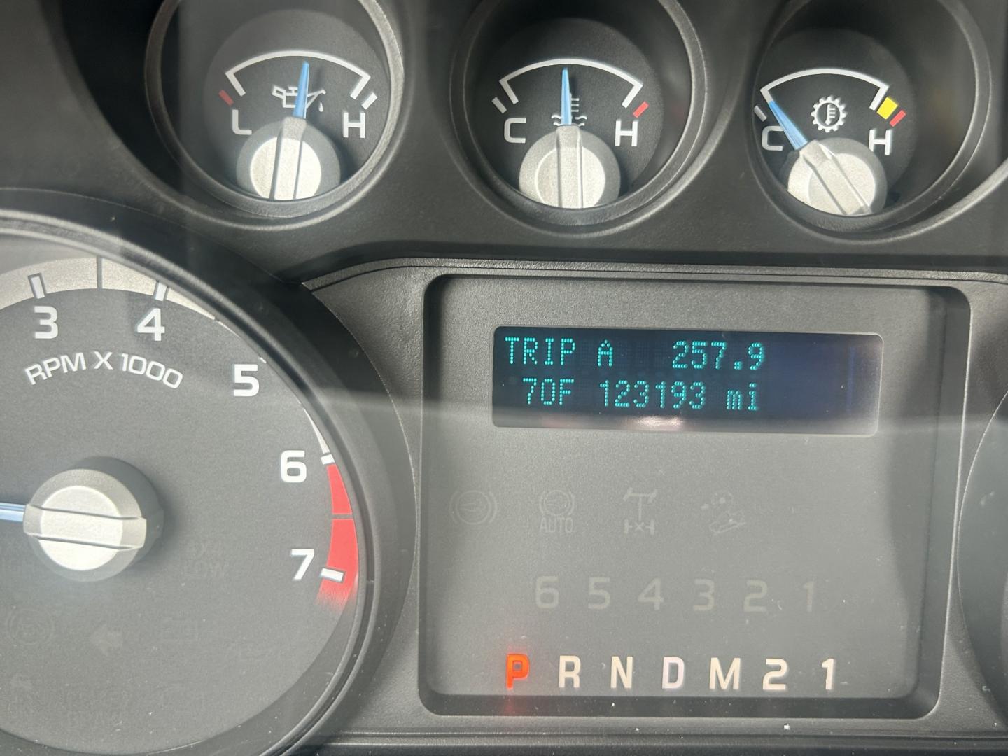 2013 White /Gray Ford F-250 SD (1FTBF2B69DE) with an 6.2L V8 OHV 16V engine, 6-Speed Automatic transmission, located at 17760 Hwy 62, Morris, OK, 74445, (918) 733-4887, 35.609104, -95.877060 - 2013 F250 4WD SUPER DUTY HAS THE 6.2L V8 ENGINE. THIS IS A DEDICATED CNG ONLY RUNS ON COMPRESSED NATURAL GAS. ***CLEAN TITLE*** THIS FEATURES LEATHER SEATS, MANUAL SEATS, MANUAL WINDOWS, MANUAL LOCKS, MANUAL MIRRORS, AM/FM RADIO, CRUISE CONTROL, TRACTION CONTROL, TRAILER BRAKES, AND TRAILER HITCH. - Photo#10
