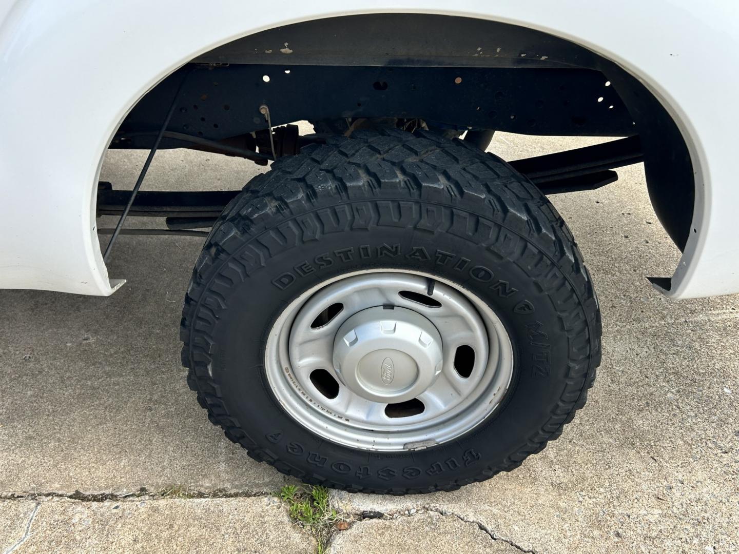 2013 White /Gray Ford F-250 SD (1FTBF2B69DE) with an 6.2L V8 OHV 16V engine, 6-Speed Automatic transmission, located at 17760 Hwy 62, Morris, OK, 74445, (918) 733-4887, 35.609104, -95.877060 - 2013 F250 4WD SUPER DUTY HAS THE 6.2L V8 ENGINE. THIS IS A DEDICATED CNG ONLY RUNS ON COMPRESSED NATURAL GAS. ***CLEAN TITLE*** THIS FEATURES LEATHER SEATS, MANUAL SEATS, MANUAL WINDOWS, MANUAL LOCKS, MANUAL MIRRORS, AM/FM RADIO, CRUISE CONTROL, TRACTION CONTROL, TRAILER BRAKES, AND TRAILER HITCH. - Photo#24