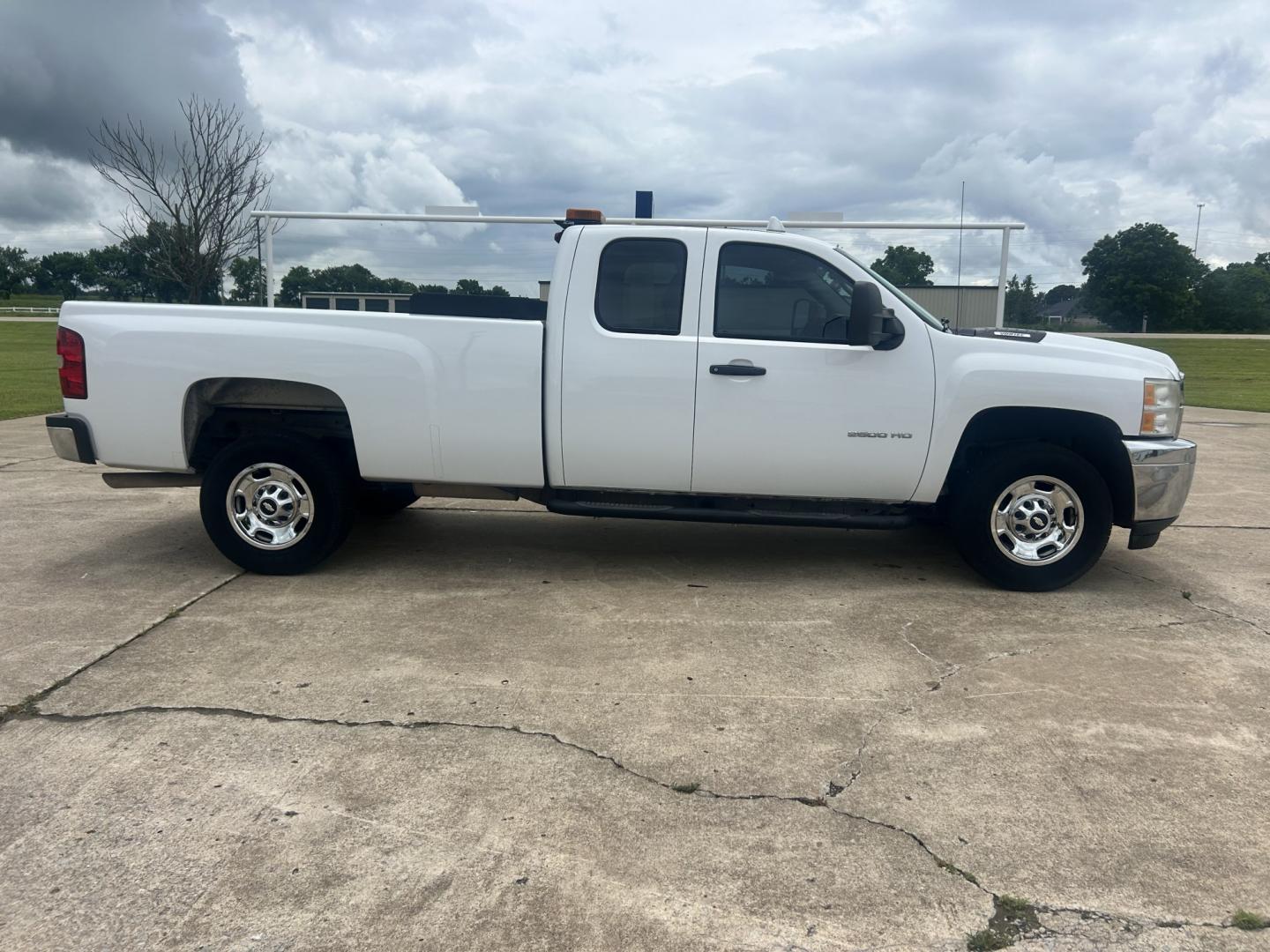 2013 White /BLACK Chevrolet Silverado 2500HD Work Truck Ext. Cab 2WD (1GC2CVCB3DZ) with an 6.0L V8 OHV 16V CNG engine, 6-Speed Automatic transmission, located at 17760 Hwy 62, Morris, OK, 74445, (918) 733-4887, 35.609104, -95.877060 - 2013 CHEVY SILVERADO 2500 HD 2WD BI-FUEL SYSTEM RUNS ON CNG OR GASOLINE WITH THE 6.0L V8 ENGINE. IT FEATURES MANUAL SEATS, CLOTH INTERIOR, MANUAL WINDOWS, MANUAL LOCKS, AM/FM RADIO, CRUSIE CONTROL, TRACTION CONTROL, TAILER BRAKES, AND SAFETY LIGHT. ONLY 118,946 MILES WITH FIRESTONE TIRES 265/70R17. - Photo#3