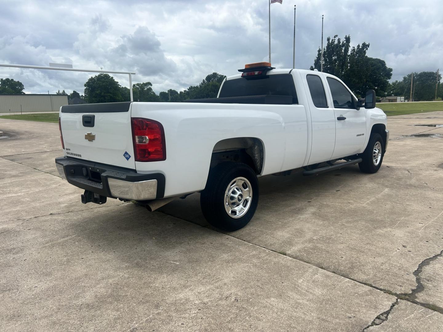 2013 White /BLACK Chevrolet Silverado 2500HD Work Truck Ext. Cab 2WD (1GC2CVCB3DZ) with an 6.0L V8 OHV 16V CNG engine, 6-Speed Automatic transmission, located at 17760 Hwy 62, Morris, OK, 74445, (918) 733-4887, 35.609104, -95.877060 - 2013 CHEVY SILVERADO 2500 HD 2WD BI-FUEL SYSTEM RUNS ON CNG OR GASOLINE WITH THE 6.0L V8 ENGINE. IT FEATURES MANUAL SEATS, CLOTH INTERIOR, MANUAL WINDOWS, MANUAL LOCKS, AM/FM RADIO, CRUSIE CONTROL, TRACTION CONTROL, TAILER BRAKES, AND SAFETY LIGHT. ONLY 118,946 MILES WITH FIRESTONE TIRES 265/70R17. - Photo#4