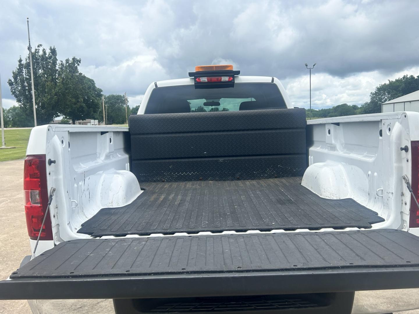 2013 White /BLACK Chevrolet Silverado 2500HD Work Truck Ext. Cab 2WD (1GC2CVCB3DZ) with an 6.0L V8 OHV 16V CNG engine, 6-Speed Automatic transmission, located at 17760 Hwy 62, Morris, OK, 74445, (918) 733-4887, 35.609104, -95.877060 - 2013 CHEVY SILVERADO 2500 HD 2WD BI-FUEL SYSTEM RUNS ON CNG OR GASOLINE WITH THE 6.0L V8 ENGINE. IT FEATURES MANUAL SEATS, CLOTH INTERIOR, MANUAL WINDOWS, MANUAL LOCKS, AM/FM RADIO, CRUSIE CONTROL, TRACTION CONTROL, TAILER BRAKES, AND SAFETY LIGHT. ONLY 118,946 MILES WITH FIRESTONE TIRES 265/70R17. - Photo#15