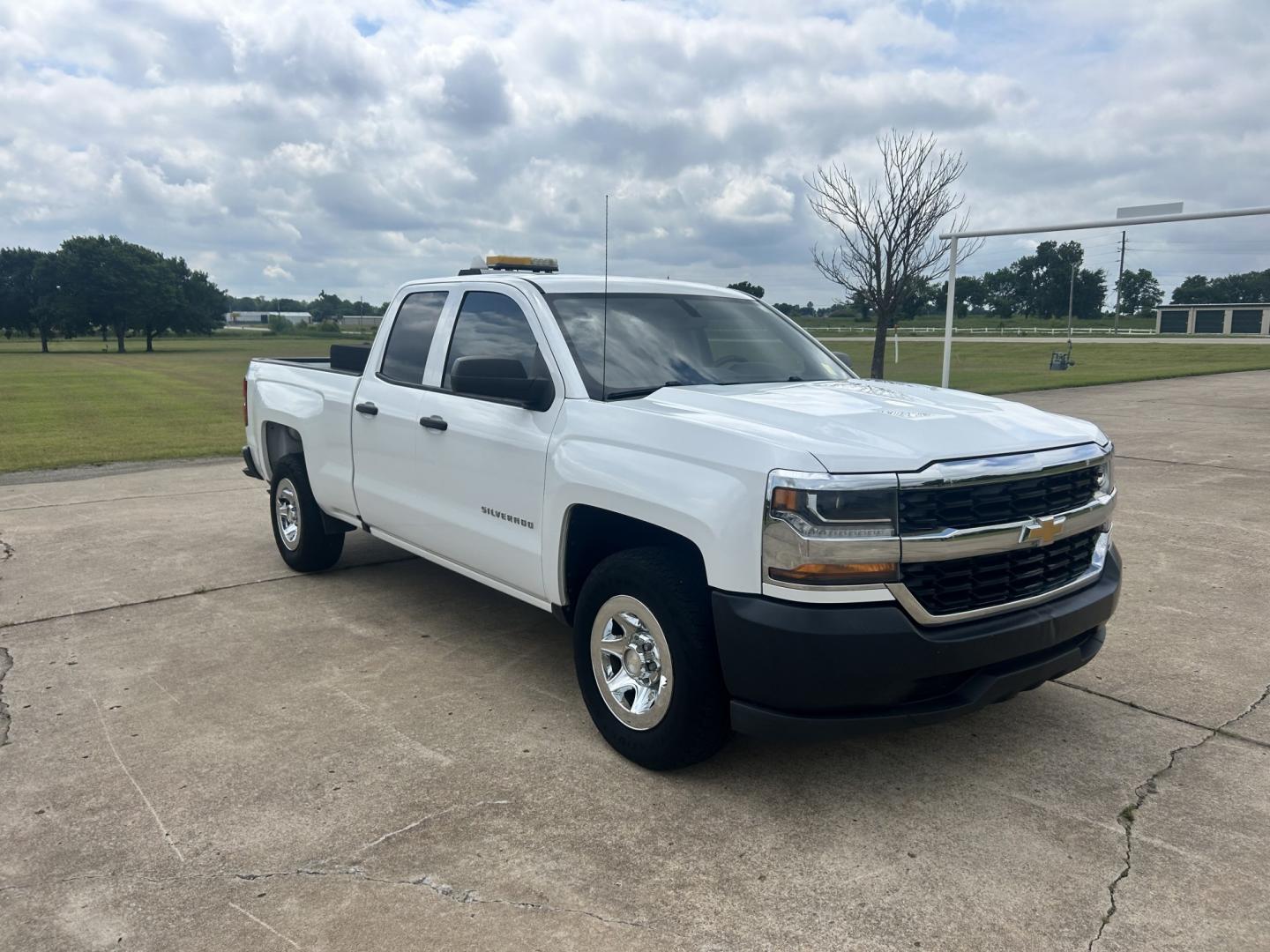 2016 White /GRAY Chevrolet Silverado 1500 (1GCRCNEC0GZ) with an 5.3L V8 OHV 16V engine, 6A transmission, located at 17760 Hwy 62, Morris, OK, 74445, (918) 733-4887, 35.609104, -95.877060 - 2016 CHEVY SILVERADO 1500 2WD BI-FUEL SYSTEM RUNS ON CNG OR GASOLINE WITH THE 5.3L V8 ENGINE. IT FEATURES MANUAL SEATS, CLOTH INTERIOR, POWER LOCKS, POWER WINDOWS, AM/FM RADIO, BACKUP CAMERA, CRUSIE CONTROL, TRACTION CONTROL, AND SAFETY LIGHT. ONLY 146,495 MILES WITH 255/70R17 TIRES. THIS IS A BI-FU - Photo#2
