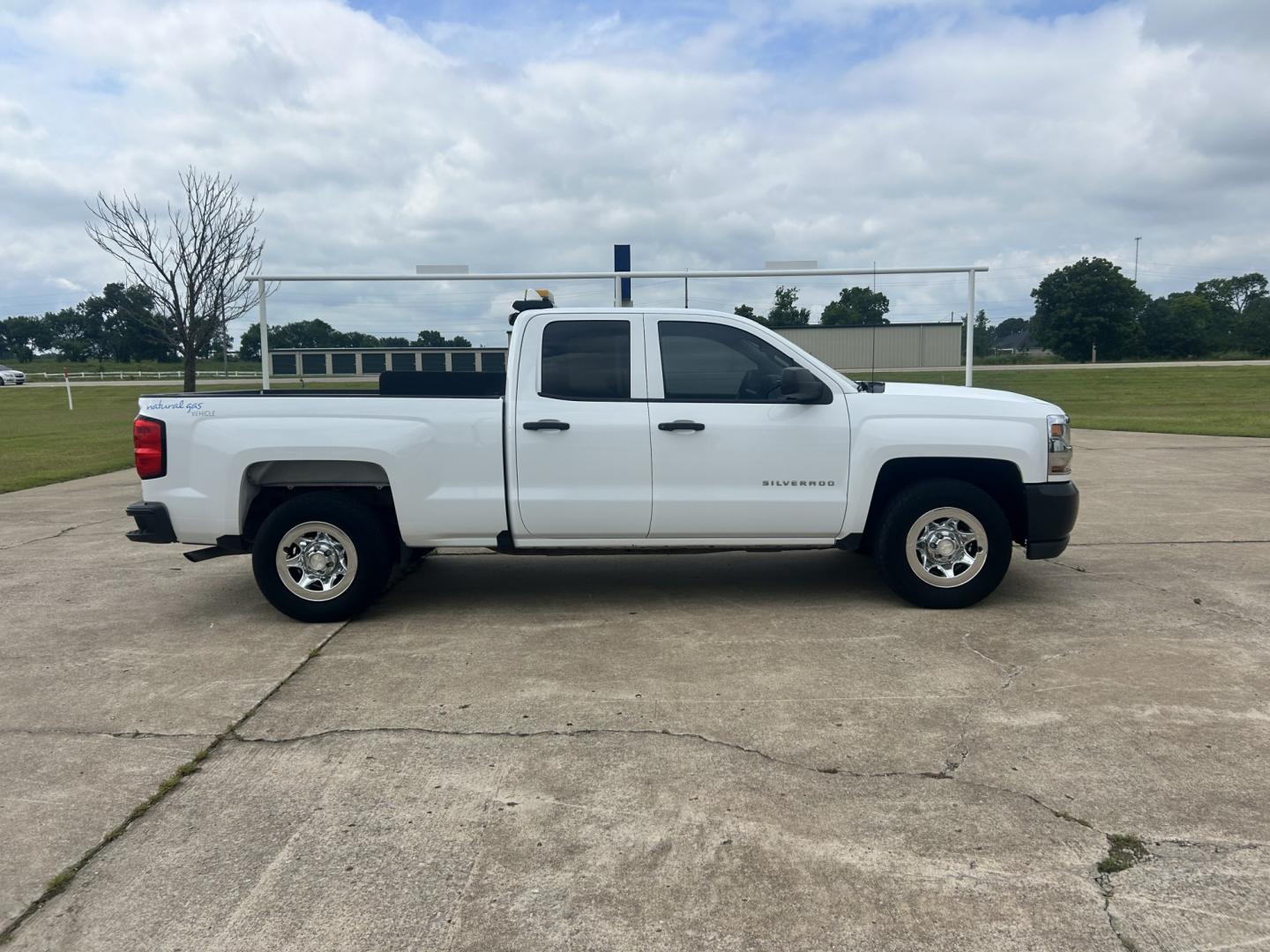 2016 White /GRAY Chevrolet Silverado 1500 (1GCRCNEC0GZ) with an 5.3L V8 OHV 16V engine, 6A transmission, located at 17760 Hwy 62, Morris, OK, 74445, (918) 733-4887, 35.609104, -95.877060 - 2016 CHEVY SILVERADO 1500 2WD BI-FUEL SYSTEM RUNS ON CNG OR GASOLINE WITH THE 5.3L V8 ENGINE. IT FEATURES MANUAL SEATS, CLOTH INTERIOR, POWER LOCKS, POWER WINDOWS, AM/FM RADIO, BACKUP CAMERA, CRUSIE CONTROL, TRACTION CONTROL, AND SAFETY LIGHT. ONLY 146,495 MILES WITH 255/70R17 TIRES. THIS IS A BI-FU - Photo#3
