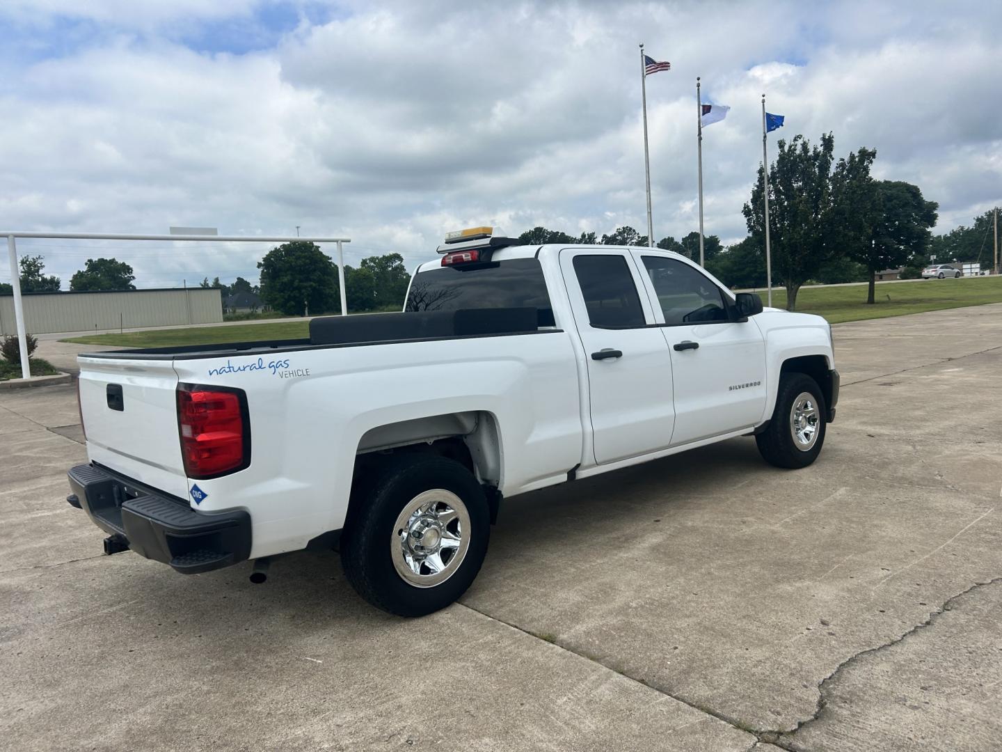 2016 White /GRAY Chevrolet Silverado 1500 (1GCRCNEC0GZ) with an 5.3L V8 OHV 16V engine, 6A transmission, located at 17760 Hwy 62, Morris, OK, 74445, (918) 733-4887, 35.609104, -95.877060 - 2016 CHEVY SILVERADO 1500 2WD BI-FUEL SYSTEM RUNS ON CNG OR GASOLINE WITH THE 5.3L V8 ENGINE. IT FEATURES MANUAL SEATS, CLOTH INTERIOR, POWER LOCKS, POWER WINDOWS, AM/FM RADIO, BACKUP CAMERA, CRUSIE CONTROL, TRACTION CONTROL, AND SAFETY LIGHT. ONLY 146,495 MILES WITH 255/70R17 TIRES. THIS IS A BI-FU - Photo#4