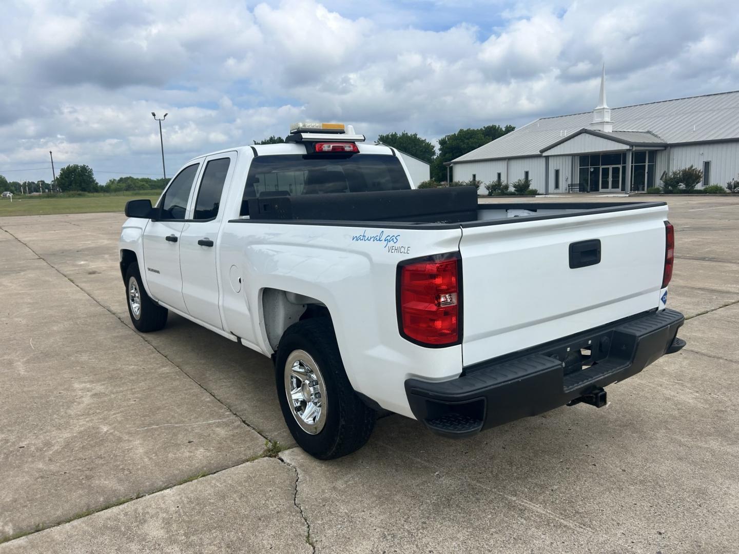 2016 White /GRAY Chevrolet Silverado 1500 (1GCRCNEC0GZ) with an 5.3L V8 OHV 16V engine, 6A transmission, located at 17760 Hwy 62, Morris, OK, 74445, (918) 733-4887, 35.609104, -95.877060 - 2016 CHEVY SILVERADO 1500 2WD BI-FUEL SYSTEM RUNS ON CNG OR GASOLINE WITH THE 5.3L V8 ENGINE. IT FEATURES MANUAL SEATS, CLOTH INTERIOR, POWER LOCKS, POWER WINDOWS, AM/FM RADIO, BACKUP CAMERA, CRUSIE CONTROL, TRACTION CONTROL, AND SAFETY LIGHT. ONLY 146,495 MILES WITH 255/70R17 TIRES. THIS IS A BI-FU - Photo#6