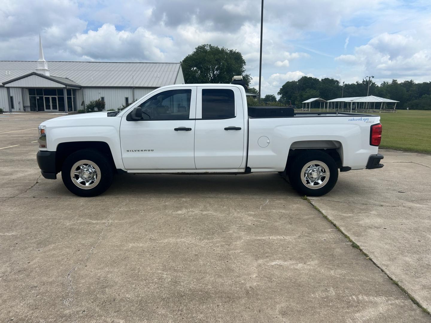 2016 White /GRAY Chevrolet Silverado 1500 (1GCRCNEC0GZ) with an 5.3L V8 OHV 16V engine, 6A transmission, located at 17760 Hwy 62, Morris, OK, 74445, (918) 733-4887, 35.609104, -95.877060 - 2016 CHEVY SILVERADO 1500 2WD BI-FUEL SYSTEM RUNS ON CNG OR GASOLINE WITH THE 5.3L V8 ENGINE. IT FEATURES MANUAL SEATS, CLOTH INTERIOR, POWER LOCKS, POWER WINDOWS, AM/FM RADIO, BACKUP CAMERA, CRUSIE CONTROL, TRACTION CONTROL, AND SAFETY LIGHT. ONLY 146,495 MILES WITH 255/70R17 TIRES. THIS IS A BI-FU - Photo#7