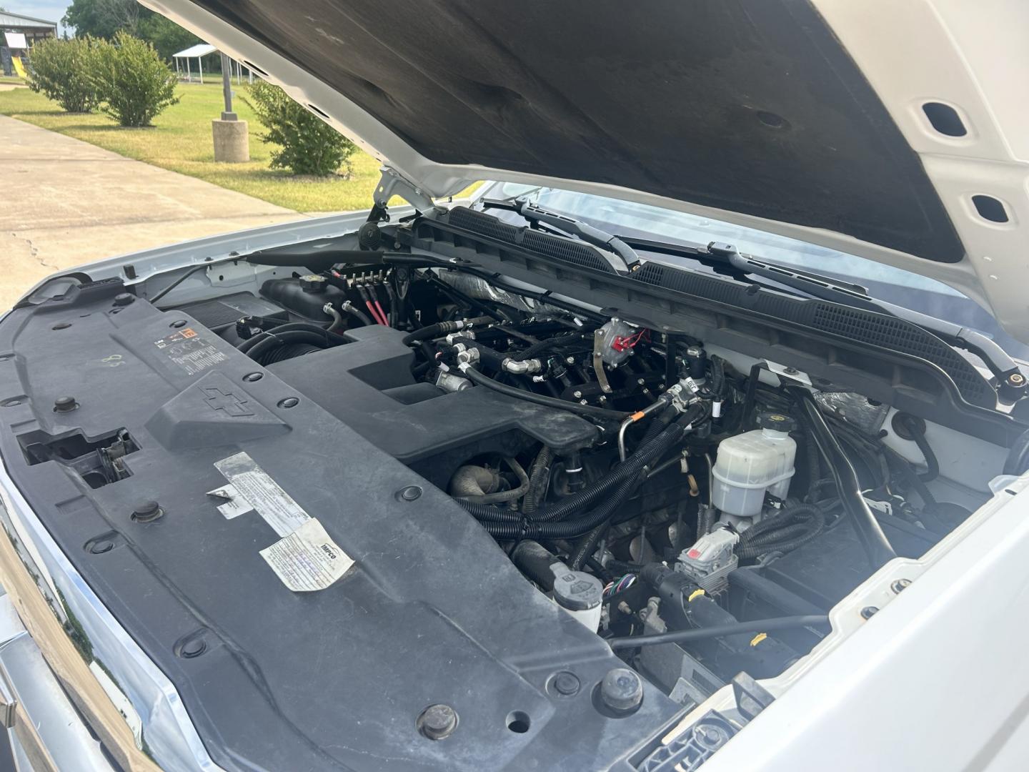 2016 White /GRAY Chevrolet Silverado 1500 (1GCRCNEC0GZ) with an 5.3L V8 OHV 16V engine, 6A transmission, located at 17760 Hwy 62, Morris, OK, 74445, (918) 733-4887, 35.609104, -95.877060 - 2016 CHEVY SILVERADO 1500 2WD BI-FUEL SYSTEM RUNS ON CNG OR GASOLINE WITH THE 5.3L V8 ENGINE. IT FEATURES MANUAL SEATS, CLOTH INTERIOR, POWER LOCKS, POWER WINDOWS, AM/FM RADIO, BACKUP CAMERA, CRUSIE CONTROL, TRACTION CONTROL, AND SAFETY LIGHT. ONLY 146,495 MILES WITH 255/70R17 TIRES. THIS IS A BI-FU - Photo#19