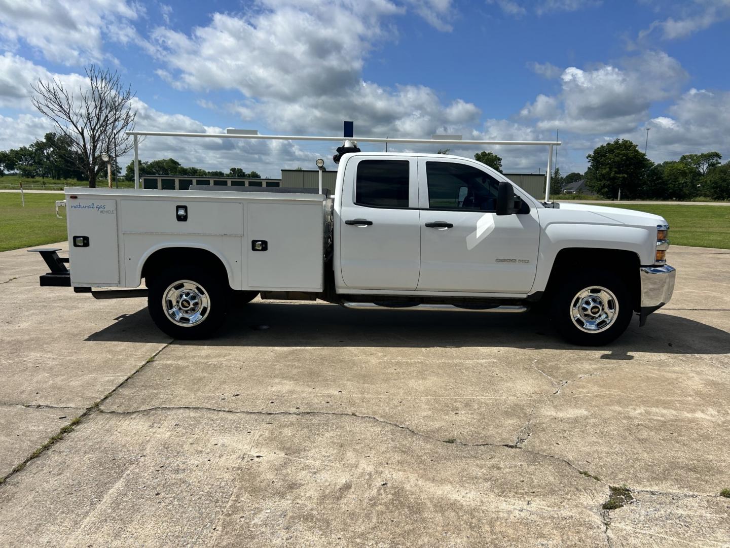 2016 White /Gray Chevrolet Silverado 2500HD Work Truck Double Cab 2WD (1GC2CUEG7GZ) with an 6.0L V8 OHV 16V FFV engine, 6A transmission, located at 17760 Hwy 62, Morris, OK, 74445, (918) 733-4887, 35.609104, -95.877060 - 2016 CHEVY SILVERADO 2500 HD 2WD BI-FUEL SYSTEM THAT RUNS ON CNG OR GASOLINE WITH 6.0L V8 ENIGINE. IT FEATURES POWER LOCKS, POWER WINDOWS, MANUAL SEATS, CLOTH INTERIOR, CRUSIE CONTROL, TRACTION CONTROL, TRAILER BRAKES, AM/FM RADIO, NO BACK SEAT HAS OPEN TOOL BOX, AND TOOL BED. ONLY 147,236 MILES WIT - Photo#4