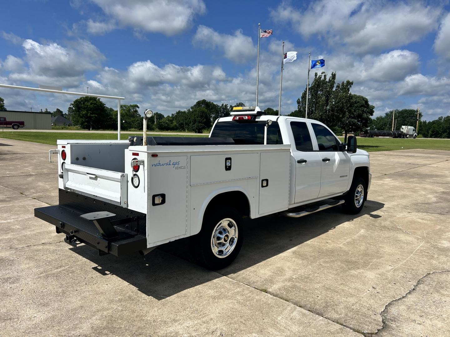 2016 White /Gray Chevrolet Silverado 2500HD Work Truck Double Cab 2WD (1GC2CUEG7GZ) with an 6.0L V8 OHV 16V FFV engine, 6A transmission, located at 17760 Hwy 62, Morris, OK, 74445, (918) 733-4887, 35.609104, -95.877060 - 2016 CHEVY SILVERADO 2500 HD 2WD BI-FUEL SYSTEM THAT RUNS ON CNG OR GASOLINE WITH 6.0L V8 ENIGINE. IT FEATURES POWER LOCKS, POWER WINDOWS, MANUAL SEATS, CLOTH INTERIOR, CRUSIE CONTROL, TRACTION CONTROL, TRAILER BRAKES, AM/FM RADIO, NO BACK SEAT HAS OPEN TOOL BOX, AND TOOL BED. ONLY 147,236 MILES WIT - Photo#5