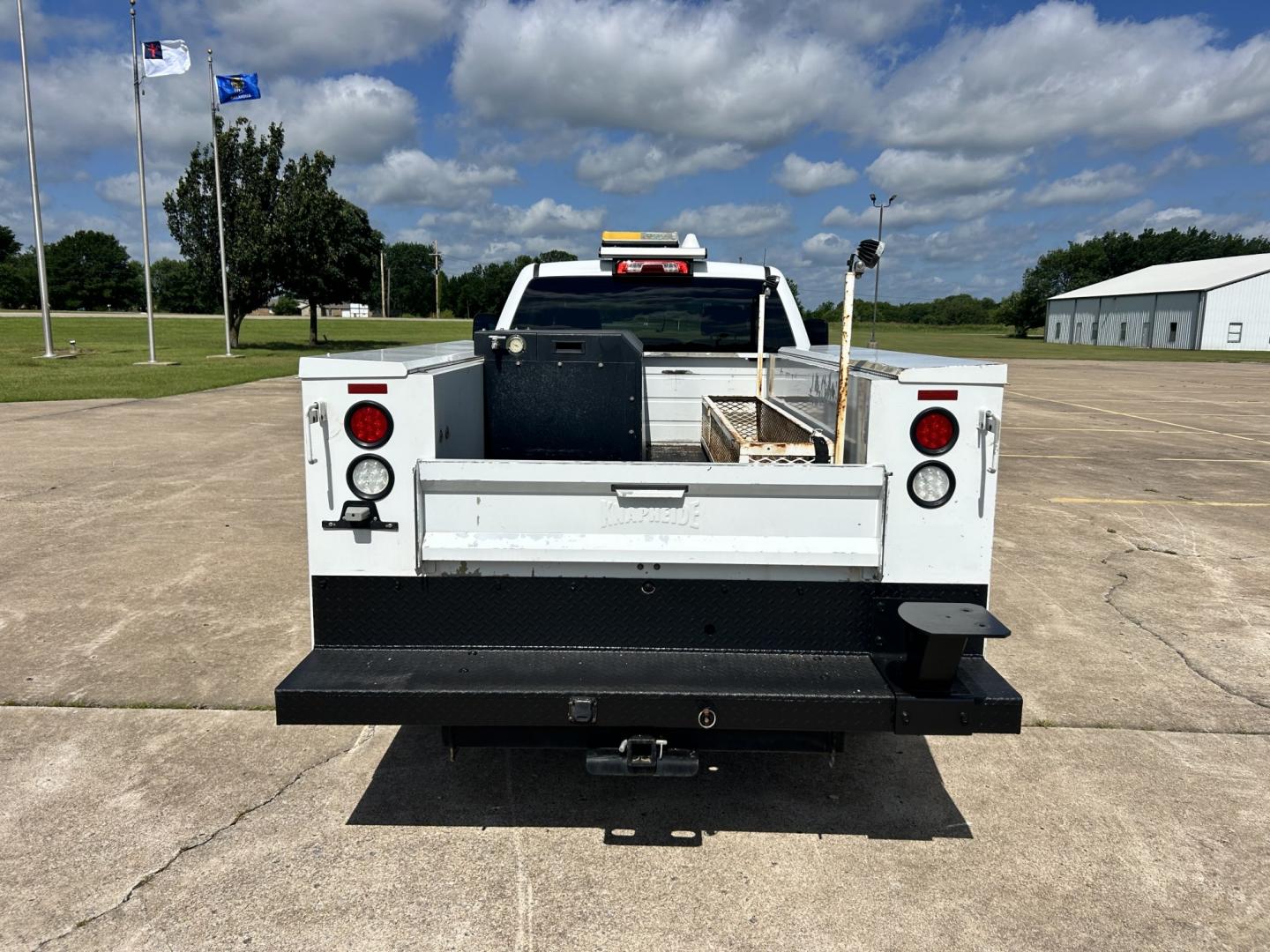2016 White /Gray Chevrolet Silverado 2500HD Work Truck Double Cab 2WD (1GC2CUEG7GZ) with an 6.0L V8 OHV 16V FFV engine, 6A transmission, located at 17760 Hwy 62, Morris, OK, 74445, (918) 733-4887, 35.609104, -95.877060 - 2016 CHEVY SILVERADO 2500 HD 2WD BI-FUEL SYSTEM THAT RUNS ON CNG OR GASOLINE WITH 6.0L V8 ENIGINE. IT FEATURES POWER LOCKS, POWER WINDOWS, MANUAL SEATS, CLOTH INTERIOR, CRUSIE CONTROL, TRACTION CONTROL, TRAILER BRAKES, AM/FM RADIO, NO BACK SEAT HAS OPEN TOOL BOX, AND TOOL BED. ONLY 147,236 MILES WIT - Photo#6