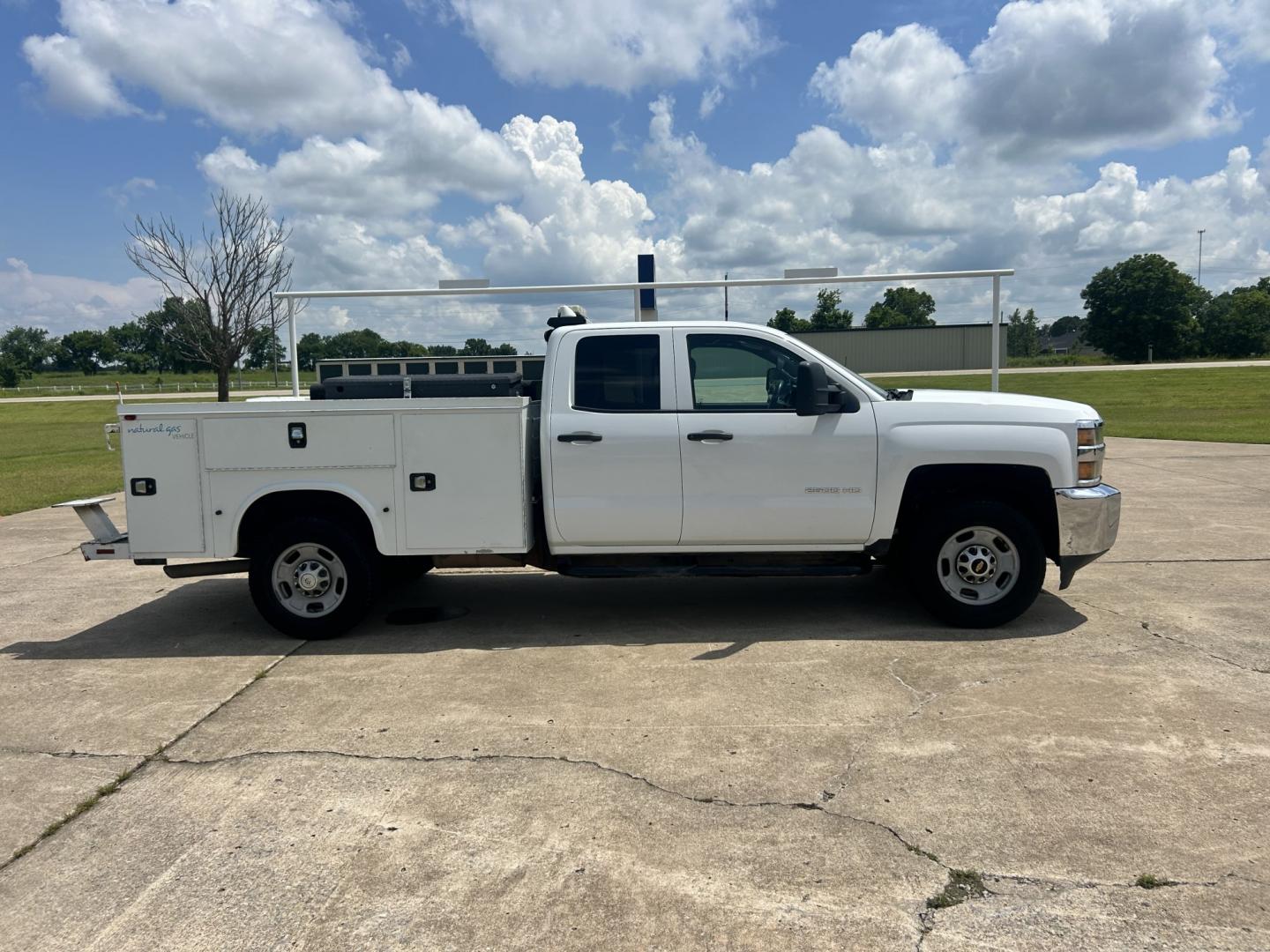 2015 White /GRAY Chevrolet Silverado 2500HD Work Truck Double Cab 2WD (1GC2CUEB5FZ) with an 6.0L V8 OHV 16V CNG engine, 6A transmission, located at 17760 Hwy 62, Morris, OK, 74445, (918) 733-4887, 35.609104, -95.877060 - 2015 CHEVY SILVERADO 1500 4WD BI-FUEL SYSTEM RUNS ON CNG OR GASOLINE WITH THE 5.3L V8 ENGINE. IT FEATURES MANUAL SEATS, CLOTH INTERIOR, POWER LOCKS, POWER WINDOWS, AM/FM RADIO, BACKUP CAMERA, CRUSIE CONTROL, TRACTION CONTROL, SAFETY LIGHT, AND WEATHER GUARD TOOL BOXES. ONLY 174,628 MILES WITH 265/70 - Photo#3
