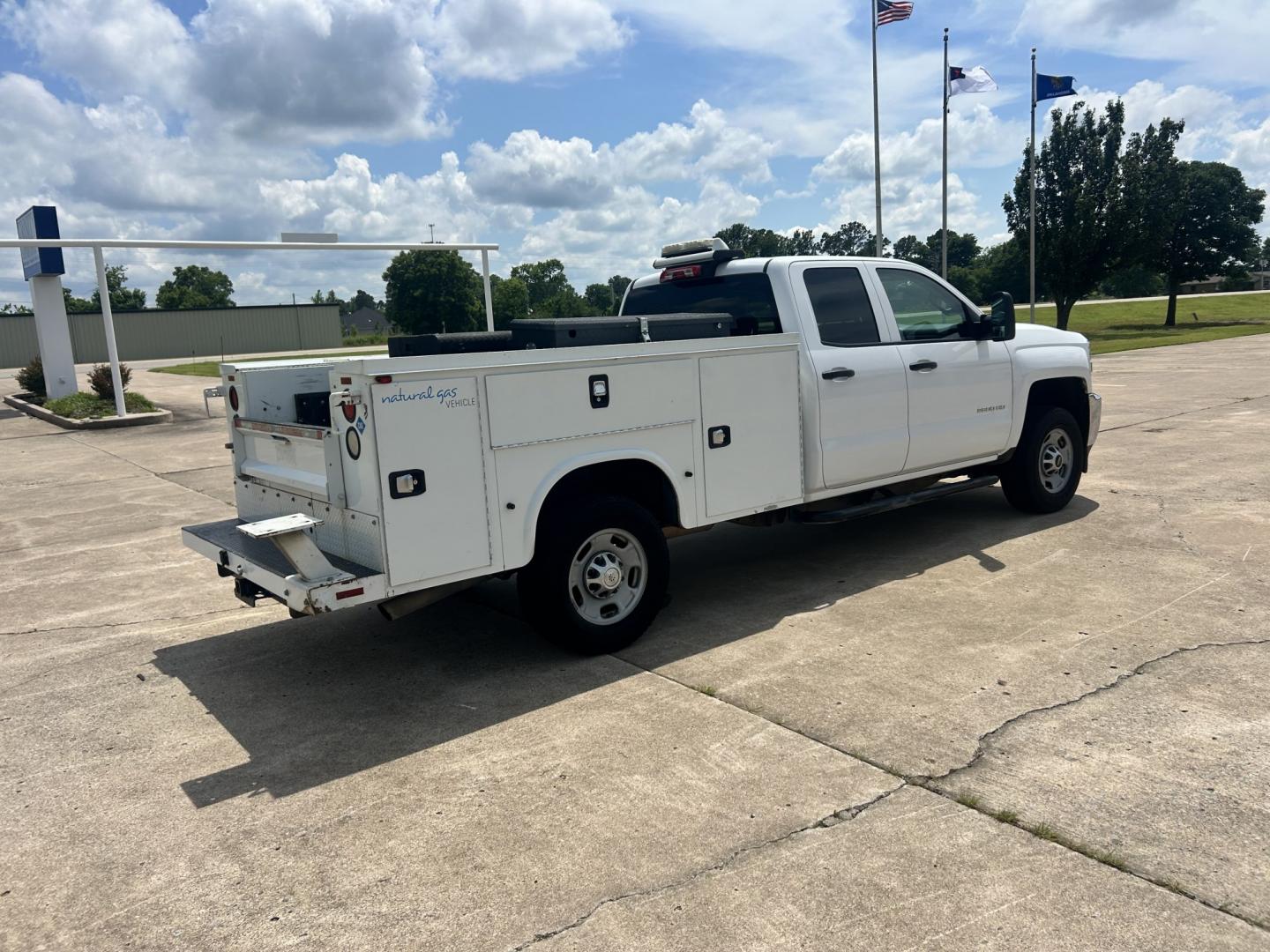 2015 White /GRAY Chevrolet Silverado 2500HD Work Truck Double Cab 2WD (1GC2CUEB5FZ) with an 6.0L V8 OHV 16V CNG engine, 6A transmission, located at 17760 Hwy 62, Morris, OK, 74445, (918) 733-4887, 35.609104, -95.877060 - 2015 CHEVY SILVERADO 1500 4WD BI-FUEL SYSTEM RUNS ON CNG OR GASOLINE WITH THE 5.3L V8 ENGINE. IT FEATURES MANUAL SEATS, CLOTH INTERIOR, POWER LOCKS, POWER WINDOWS, AM/FM RADIO, BACKUP CAMERA, CRUSIE CONTROL, TRACTION CONTROL, SAFETY LIGHT, AND WEATHER GUARD TOOL BOXES. ONLY 174,628 MILES WITH 265/70 - Photo#4