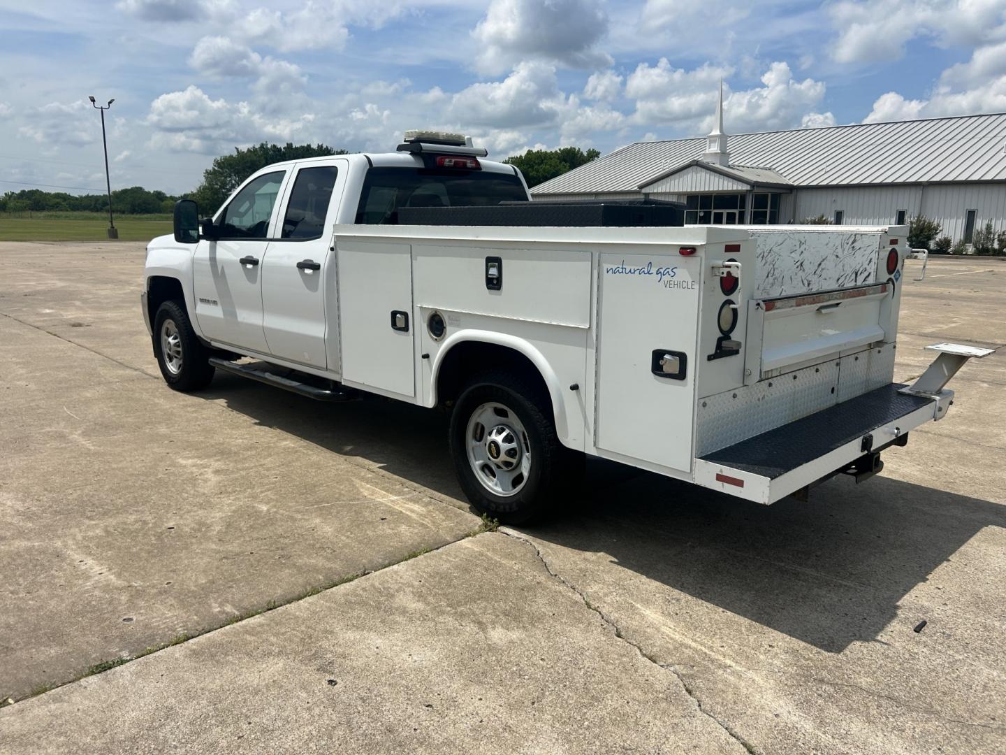 2015 White /GRAY Chevrolet Silverado 2500HD Work Truck Double Cab 2WD (1GC2CUEB5FZ) with an 6.0L V8 OHV 16V CNG engine, 6A transmission, located at 17760 Hwy 62, Morris, OK, 74445, (918) 733-4887, 35.609104, -95.877060 - 2015 CHEVY SILVERADO 1500 4WD BI-FUEL SYSTEM RUNS ON CNG OR GASOLINE WITH THE 5.3L V8 ENGINE. IT FEATURES MANUAL SEATS, CLOTH INTERIOR, POWER LOCKS, POWER WINDOWS, AM/FM RADIO, BACKUP CAMERA, CRUSIE CONTROL, TRACTION CONTROL, SAFETY LIGHT, AND WEATHER GUARD TOOL BOXES. ONLY 174,628 MILES WITH 265/70 - Photo#6