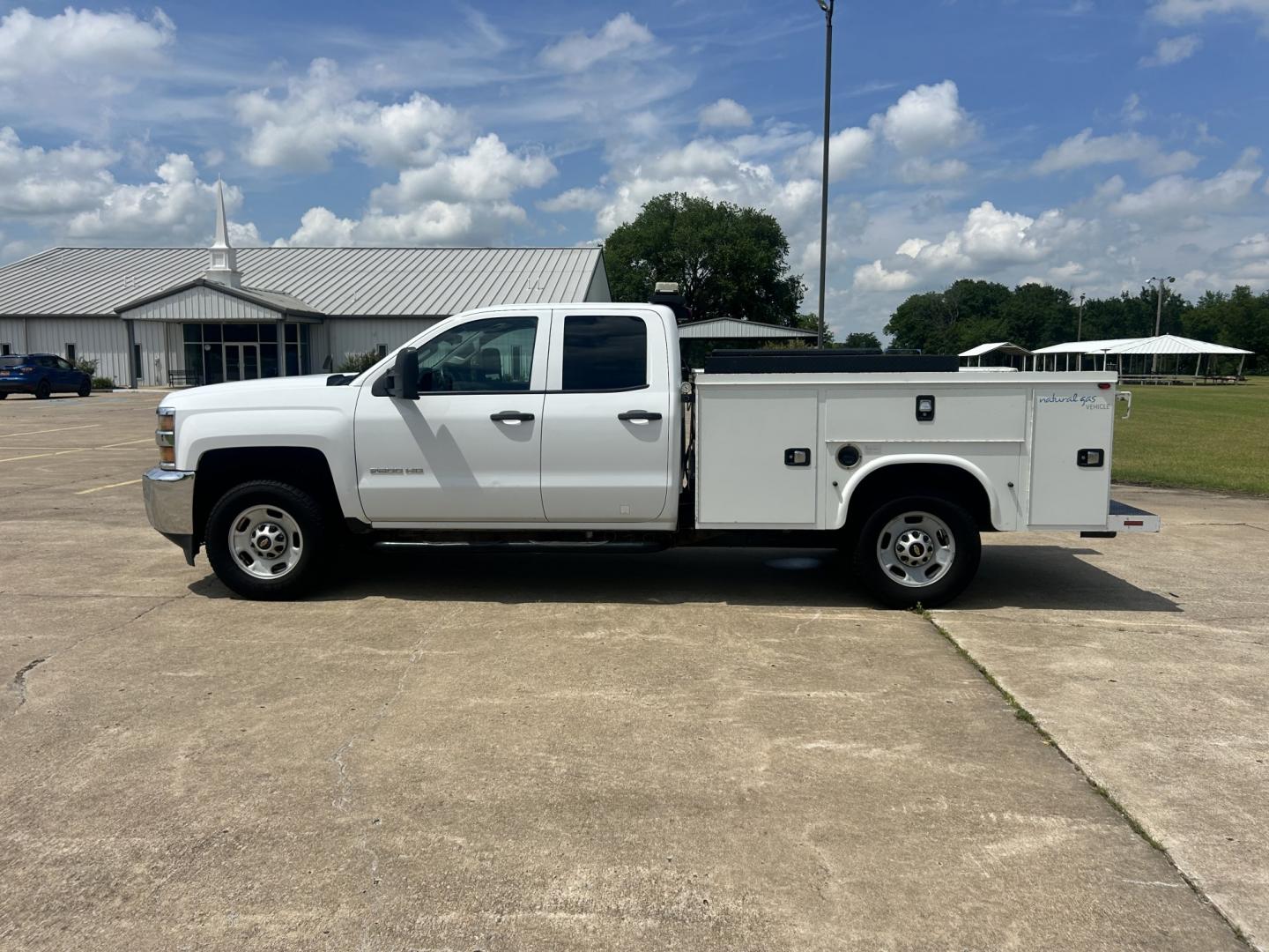 2015 White /GRAY Chevrolet Silverado 2500HD Work Truck Double Cab 2WD (1GC2CUEB5FZ) with an 6.0L V8 OHV 16V CNG engine, 6A transmission, located at 17760 Hwy 62, Morris, OK, 74445, (918) 733-4887, 35.609104, -95.877060 - 2015 CHEVY SILVERADO 1500 4WD BI-FUEL SYSTEM RUNS ON CNG OR GASOLINE WITH THE 5.3L V8 ENGINE. IT FEATURES MANUAL SEATS, CLOTH INTERIOR, POWER LOCKS, POWER WINDOWS, AM/FM RADIO, BACKUP CAMERA, CRUSIE CONTROL, TRACTION CONTROL, SAFETY LIGHT, AND WEATHER GUARD TOOL BOXES. ONLY 174,628 MILES WITH 265/70 - Photo#7