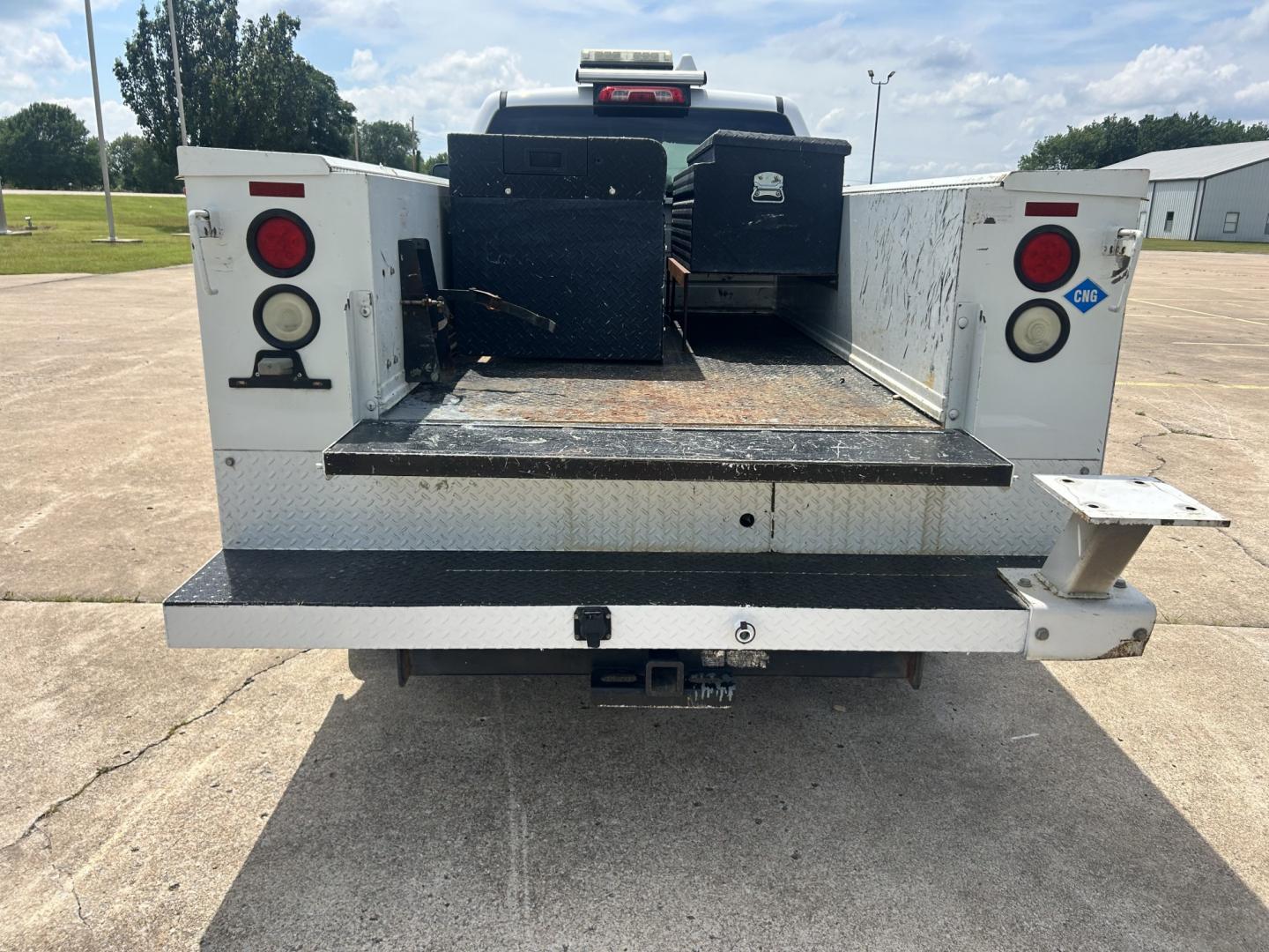 2015 White /GRAY Chevrolet Silverado 2500HD Work Truck Double Cab 2WD (1GC2CUEB5FZ) with an 6.0L V8 OHV 16V CNG engine, 6A transmission, located at 17760 Hwy 62, Morris, OK, 74445, (918) 733-4887, 35.609104, -95.877060 - 2015 CHEVY SILVERADO 1500 4WD BI-FUEL SYSTEM RUNS ON CNG OR GASOLINE WITH THE 5.3L V8 ENGINE. IT FEATURES MANUAL SEATS, CLOTH INTERIOR, POWER LOCKS, POWER WINDOWS, AM/FM RADIO, BACKUP CAMERA, CRUSIE CONTROL, TRACTION CONTROL, SAFETY LIGHT, AND WEATHER GUARD TOOL BOXES. ONLY 174,628 MILES WITH 265/70 - Photo#13