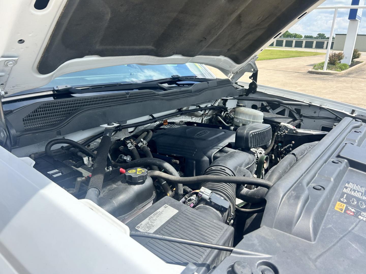 2015 White /GRAY Chevrolet Silverado 2500HD Work Truck Double Cab 2WD (1GC2CUEB5FZ) with an 6.0L V8 OHV 16V CNG engine, 6A transmission, located at 17760 Hwy 62, Morris, OK, 74445, (918) 733-4887, 35.609104, -95.877060 - 2015 CHEVY SILVERADO 1500 4WD BI-FUEL SYSTEM RUNS ON CNG OR GASOLINE WITH THE 5.3L V8 ENGINE. IT FEATURES MANUAL SEATS, CLOTH INTERIOR, POWER LOCKS, POWER WINDOWS, AM/FM RADIO, BACKUP CAMERA, CRUSIE CONTROL, TRACTION CONTROL, SAFETY LIGHT, AND WEATHER GUARD TOOL BOXES. ONLY 174,628 MILES WITH 265/70 - Photo#22