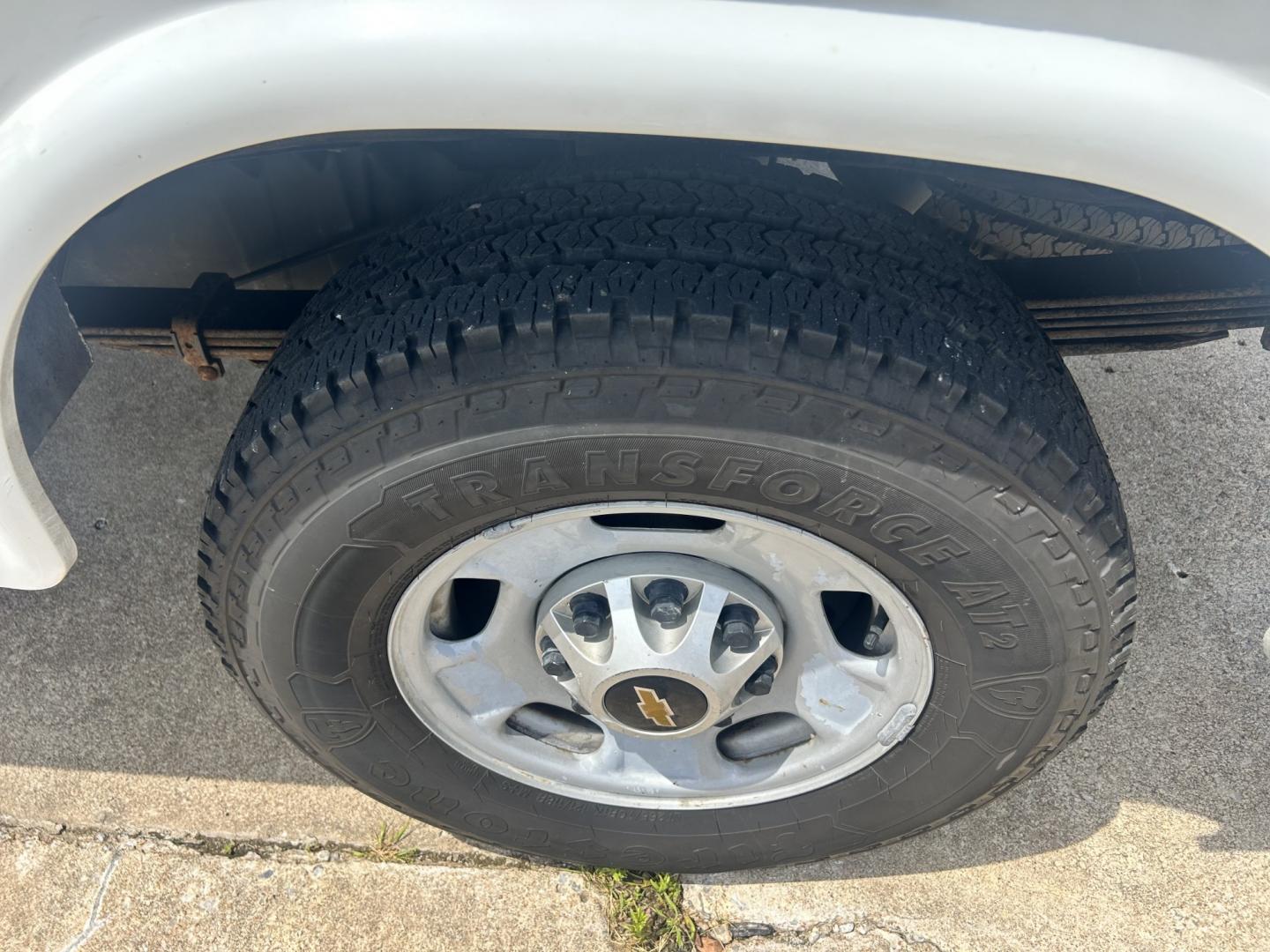 2015 White /GRAY Chevrolet Silverado 2500HD Work Truck Double Cab 2WD (1GC2CUEB5FZ) with an 6.0L V8 OHV 16V CNG engine, 6A transmission, located at 17760 Hwy 62, Morris, OK, 74445, (918) 733-4887, 35.609104, -95.877060 - 2015 CHEVY SILVERADO 1500 4WD BI-FUEL SYSTEM RUNS ON CNG OR GASOLINE WITH THE 5.3L V8 ENGINE. IT FEATURES MANUAL SEATS, CLOTH INTERIOR, POWER LOCKS, POWER WINDOWS, AM/FM RADIO, BACKUP CAMERA, CRUSIE CONTROL, TRACTION CONTROL, SAFETY LIGHT, AND WEATHER GUARD TOOL BOXES. ONLY 174,628 MILES WITH 265/70 - Photo#30