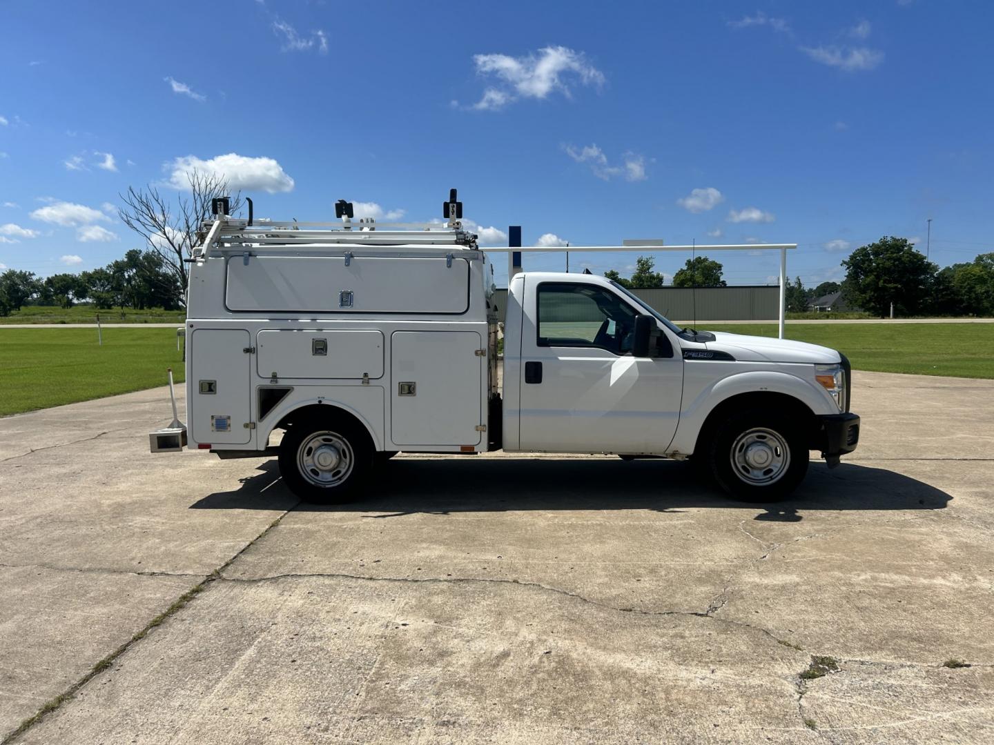 2013 White /GRAY Ford F-350 SD (1FDRF3A67DE) with an 6.2L V8 OHV 16V engine, 6-Speed Automatic transmission, located at 17760 Hwy 62, Morris, OK, 74445, (918) 733-4887, 35.609104, -95.877060 - 2013 FORD F-350 6.2 V8 RWD DEDICATED CNG ONLY RUNS ON COMPRESSED NATURAL GAS AND DOES NOT RUN ON GASOLINE. FEATURES MANUAL SEATS, MANUAL LOCKS, MANUAL WINDOWS, MANUAL MIRRORS, AM/FM STEREO, VINYL SEATS, CRUISE CONTROL, TRACTION CONTROL, FACTORY-EQUIPT TRAILER BREAKS, POWER CONVERTER, GASOLINE CUMMIN- Photo#4