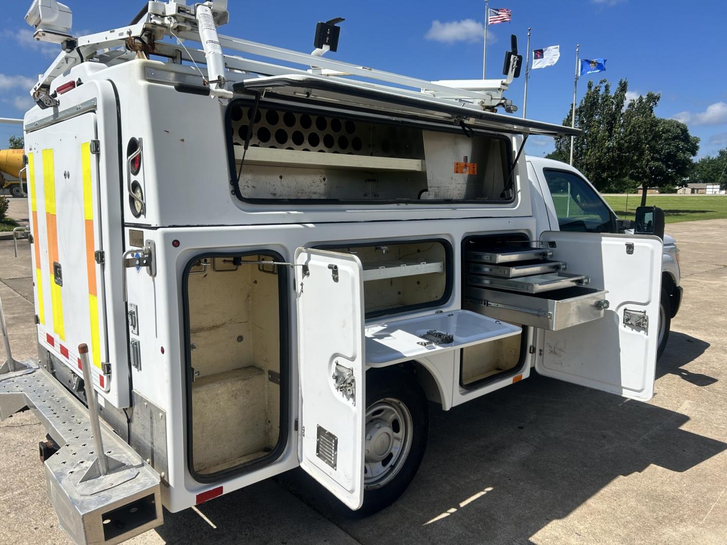 2013 White /GRAY Ford F-350 SD (1FDRF3A67DE) with an 6.2L V8 OHV 16V engine, 6-Speed Automatic transmission, located at 17760 Hwy 62, Morris, OK, 74445, (918) 733-4887, 35.609104, -95.877060 - 2013 FORD F-350 6.2 V8 RWD DEDICATED CNG ONLY RUNS ON COMPRESSED NATURAL GAS AND DOES NOT RUN ON GASOLINE. FEATURES MANUAL SEATS, MANUAL LOCKS, MANUAL WINDOWS, MANUAL MIRRORS, AM/FM STEREO, VINYL SEATS, CRUISE CONTROL, TRACTION CONTROL, FACTORY-EQUIPT TRAILER BREAKS, POWER CONVERTER, GASOLINE CUMMIN- Photo#20