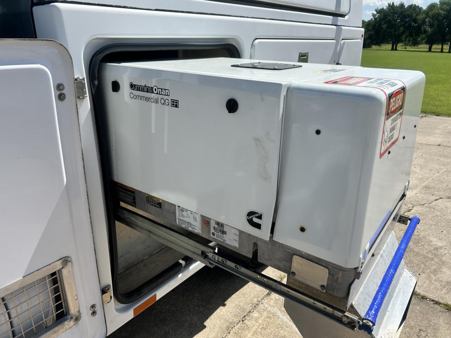 2013 White /GRAY Ford F-350 SD (1FDRF3A67DE) with an 6.2L V8 OHV 16V engine, 6-Speed Automatic transmission, located at 17760 Hwy 62, Morris, OK, 74445, (918) 733-4887, 35.609104, -95.877060 - 2013 FORD F-350 6.2 V8 RWD DEDICATED CNG ONLY RUNS ON COMPRESSED NATURAL GAS AND DOES NOT RUN ON GASOLINE. FEATURES MANUAL SEATS, MANUAL LOCKS, MANUAL WINDOWS, MANUAL MIRRORS, AM/FM STEREO, VINYL SEATS, CRUISE CONTROL, TRACTION CONTROL, FACTORY-EQUIPT TRAILER BREAKS, POWER CONVERTER, GASOLINE CUMMIN- Photo#24