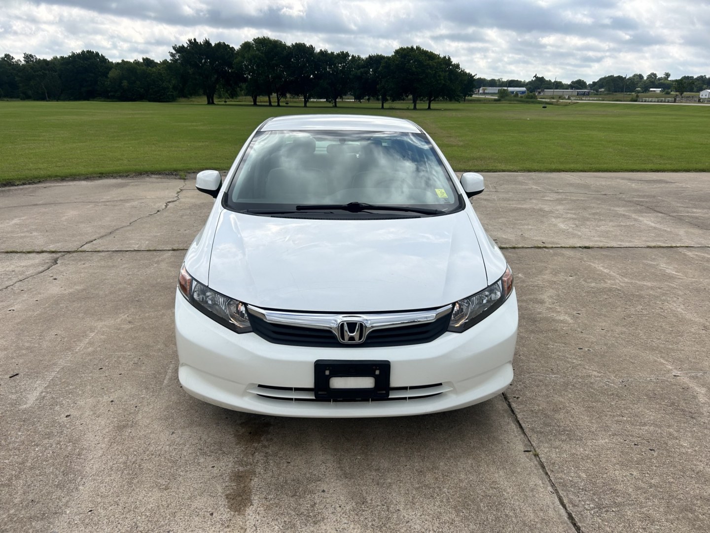 2012 White /GRAY Honda Civic (19XFB5F58CE) with an 1.8L L4 SOHC 16V CNG engine, 5-Speed Automatic transmission, located at 17760 Hwy 62, Morris, OK, 74445, (918) 733-4887, 35.609104, -95.877060 - 2012 HONDA CIVIC DEDICATED CNG (RUNS ONLY ON COMPRESSED NATURAL GAS) HAS A 1.8L 4 CYLINDER ENGINE AND IS 2WD. FEATURES MANUAL SEATS, POWER LOCKS, POWER MIRRORS, POWER WINDOWS. HAS AM/FM RADIO, CD PLAYER, AUX PORT, CRUISE CONTROL, MULTI-FUNCTION STEERING WHEEL CONTROL, HANDS FREE CALLING, AND TRACTIO- Photo#2